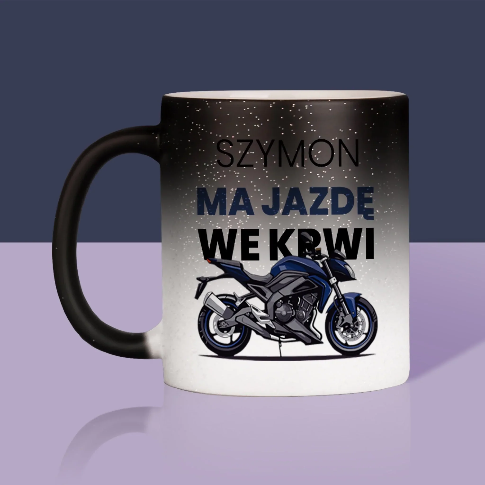 Fotokolaż: Ma Jazdę We Krwi - Kubek z Nadrukiem - Image 11