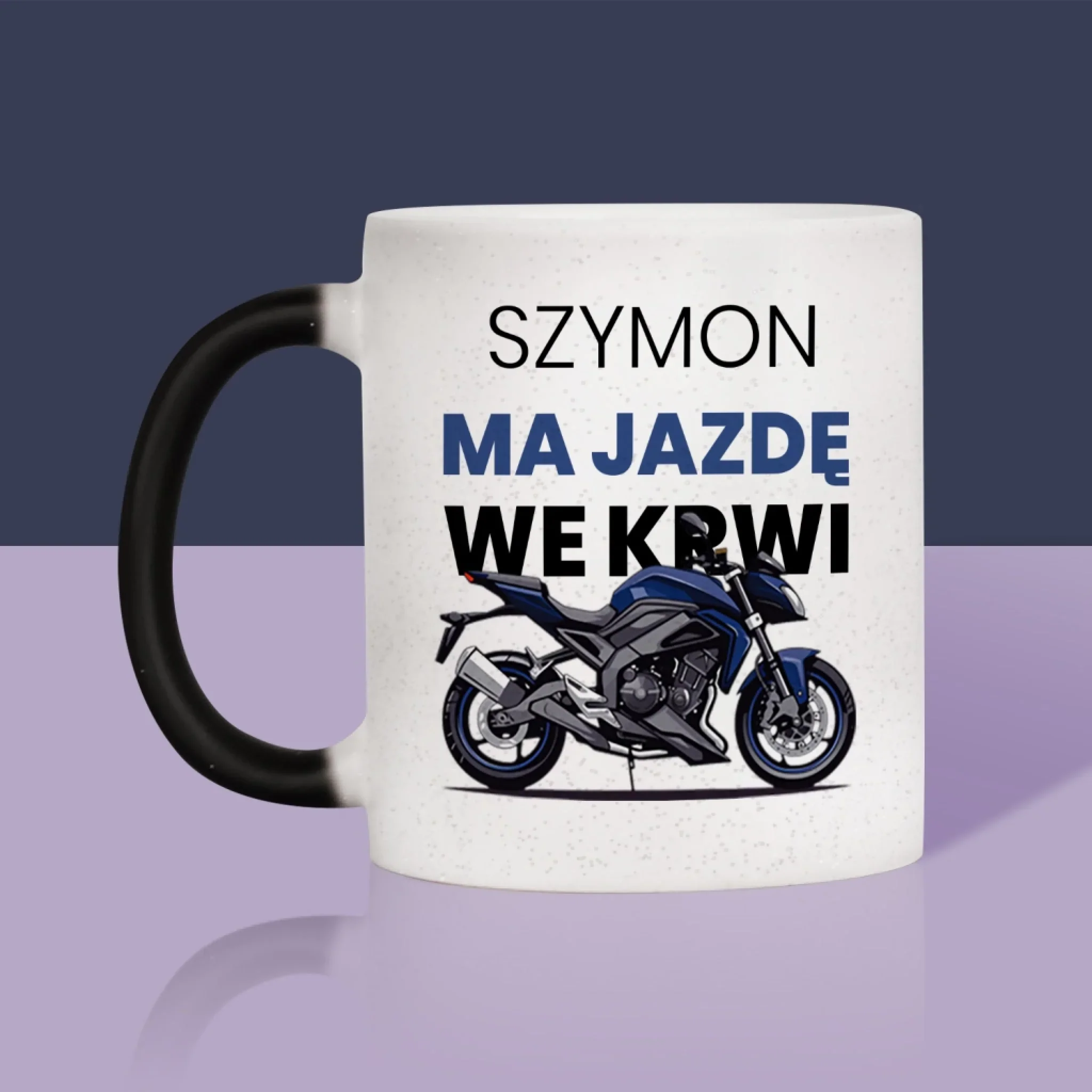 Fotokolaż: Ma Jazdę We Krwi - Kubek z Nadrukiem - Image 12