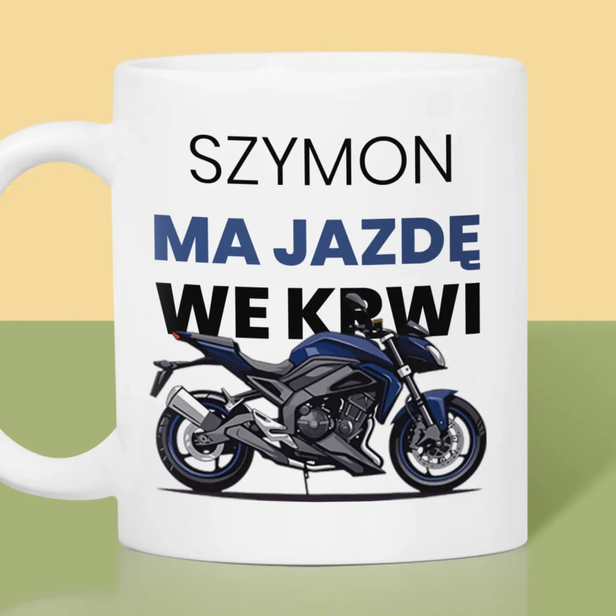 Fotokolaż: Ma Jazdę We Krwi - Kubek z Nadrukiem - Image 2