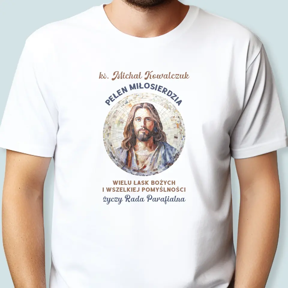 Imię i Podpis: Ksiądz Pełen Miłosierdzia - Koszulka Męska z Nadrukiem - Image 2