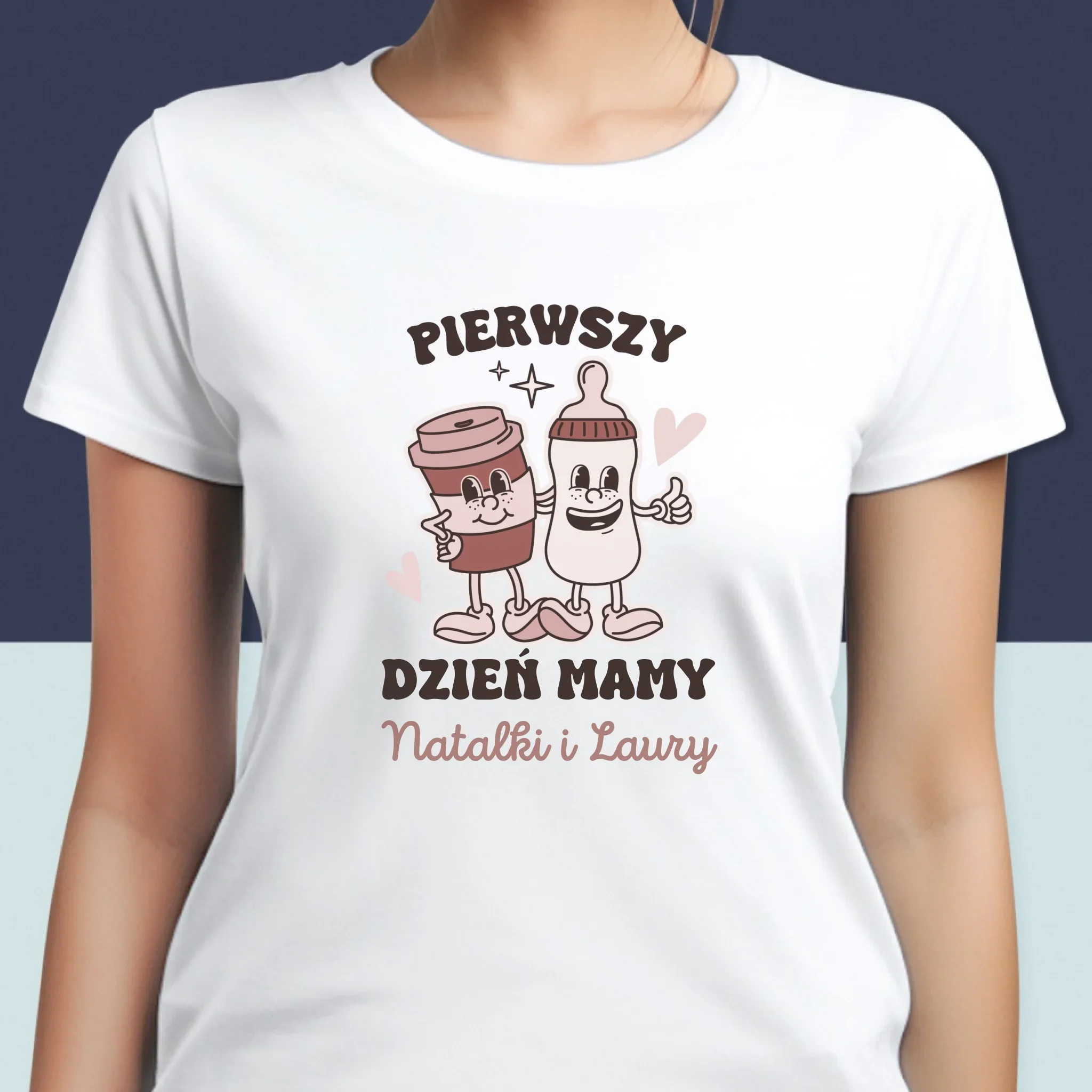 Imię i Podpis: Pierwszy Dzień Mamy Kawa Mleko - Koszulka Damska z Nadrukiem - Image 2