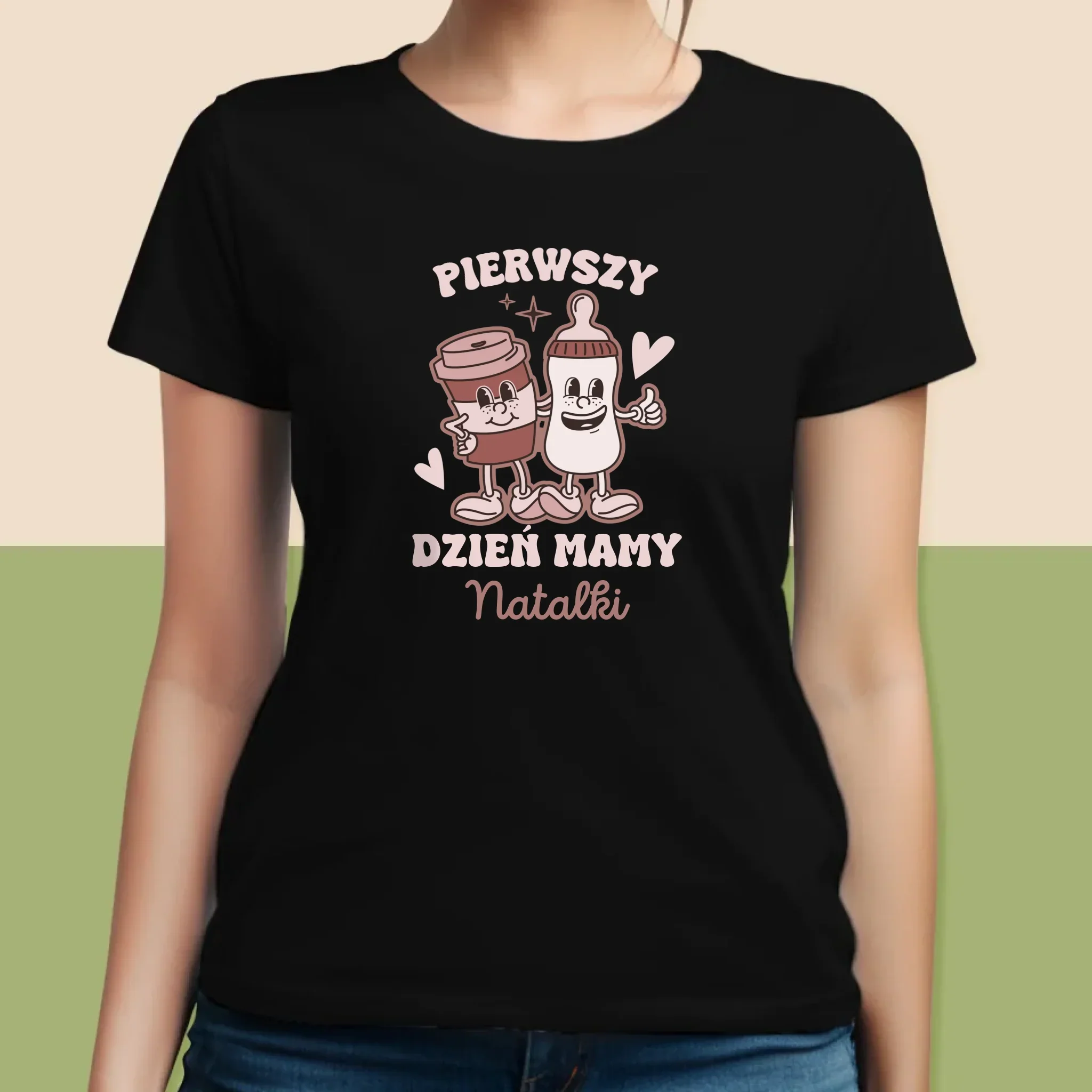 Imię i Podpis: Pierwszy Dzień Mamy Kawa Mleko - Koszulka Damska z Nadrukiem - Image 5