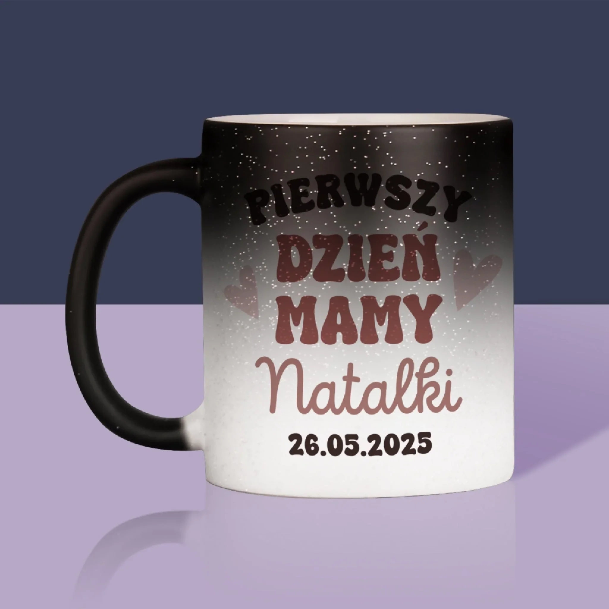 Imię i Podpis: Pierwszy Dzień Mamy Kawa Mleko - Kubek z Nadrukiem - Image 11