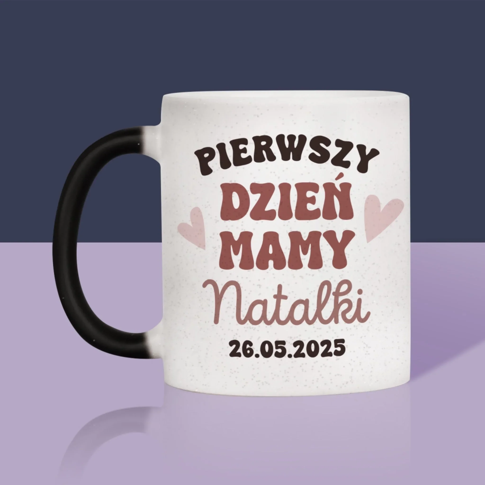 Imię i Podpis: Pierwszy Dzień Mamy Kawa Mleko - Kubek z Nadrukiem - Image 12