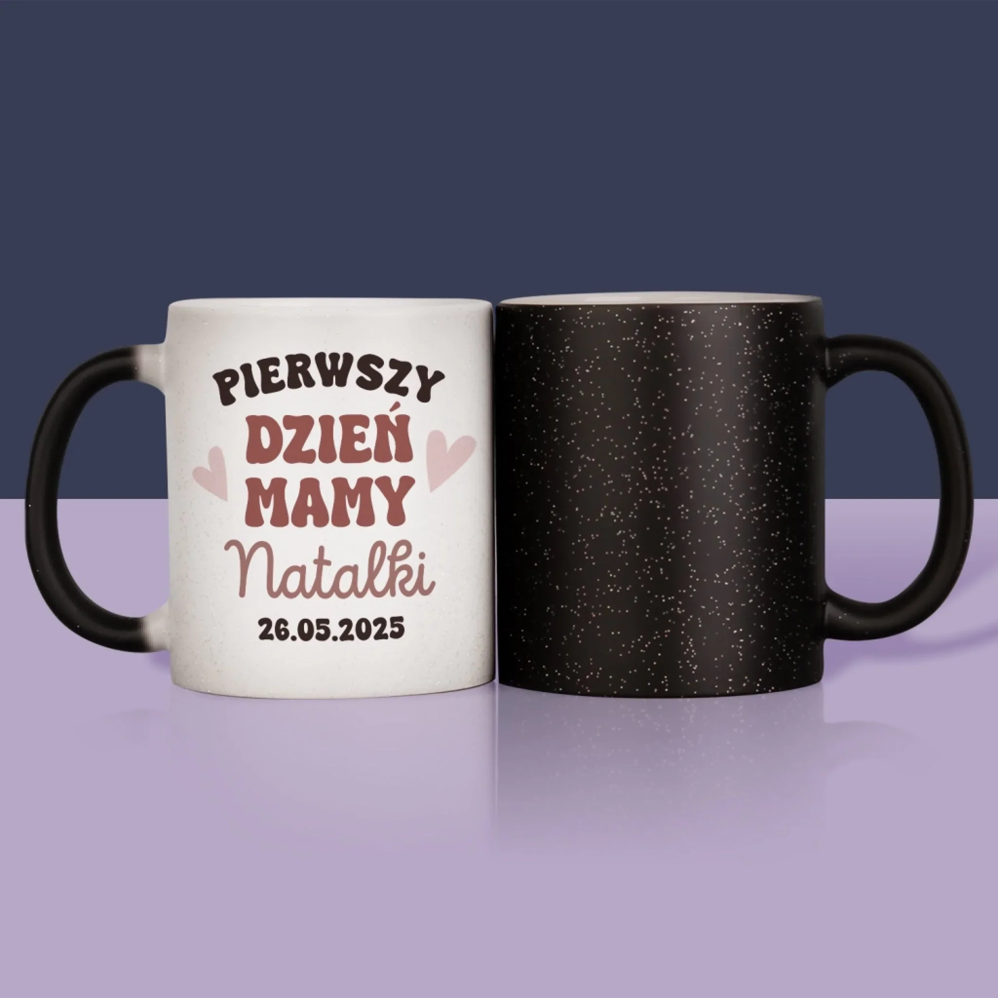 Imię i Podpis: Pierwszy Dzień Mamy Kawa Mleko - Kubek z Nadrukiem - Image 15
