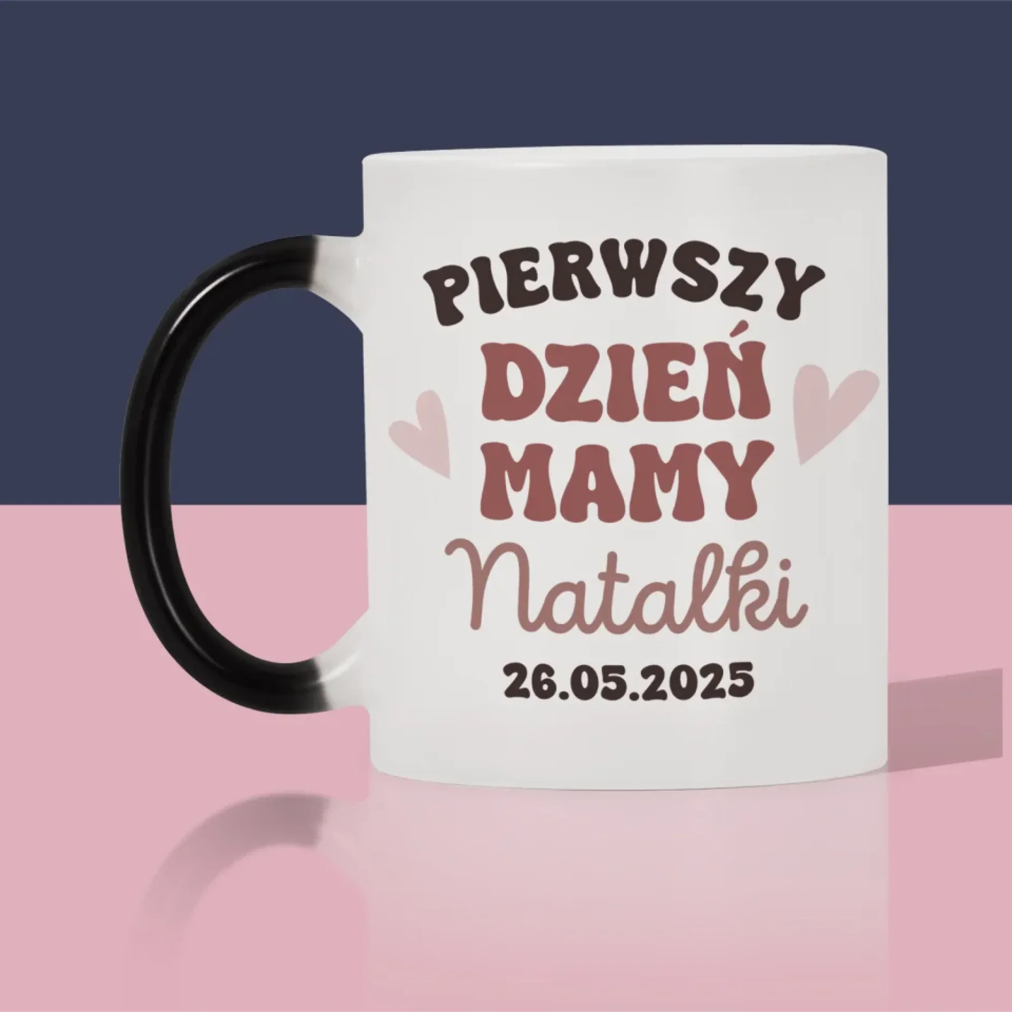 Imię i Podpis: Pierwszy Dzień Mamy Kawa Mleko - Kubek z Nadrukiem - Image 5