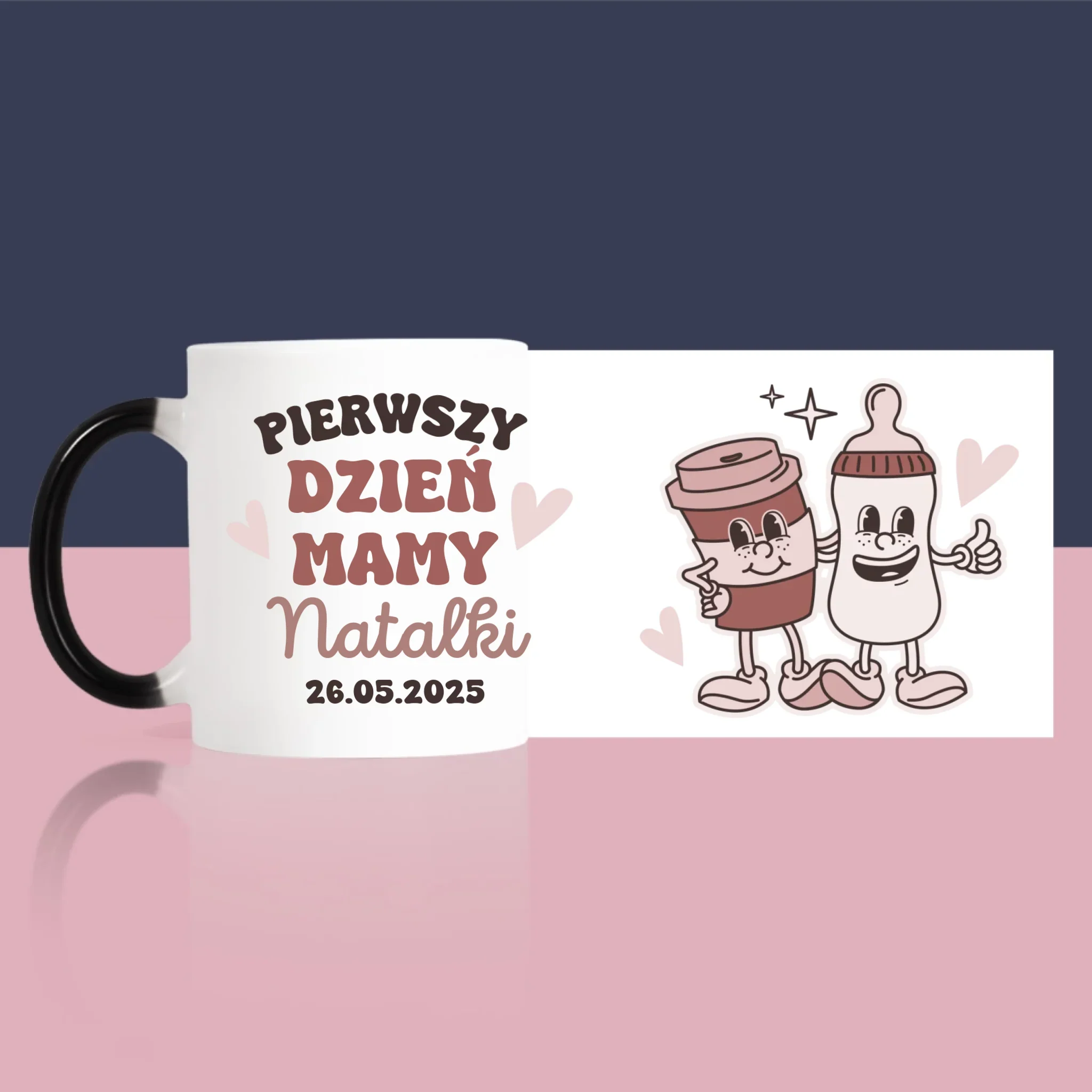 Imię i Podpis: Pierwszy Dzień Mamy Kawa Mleko - Kubek z Nadrukiem - Image 7