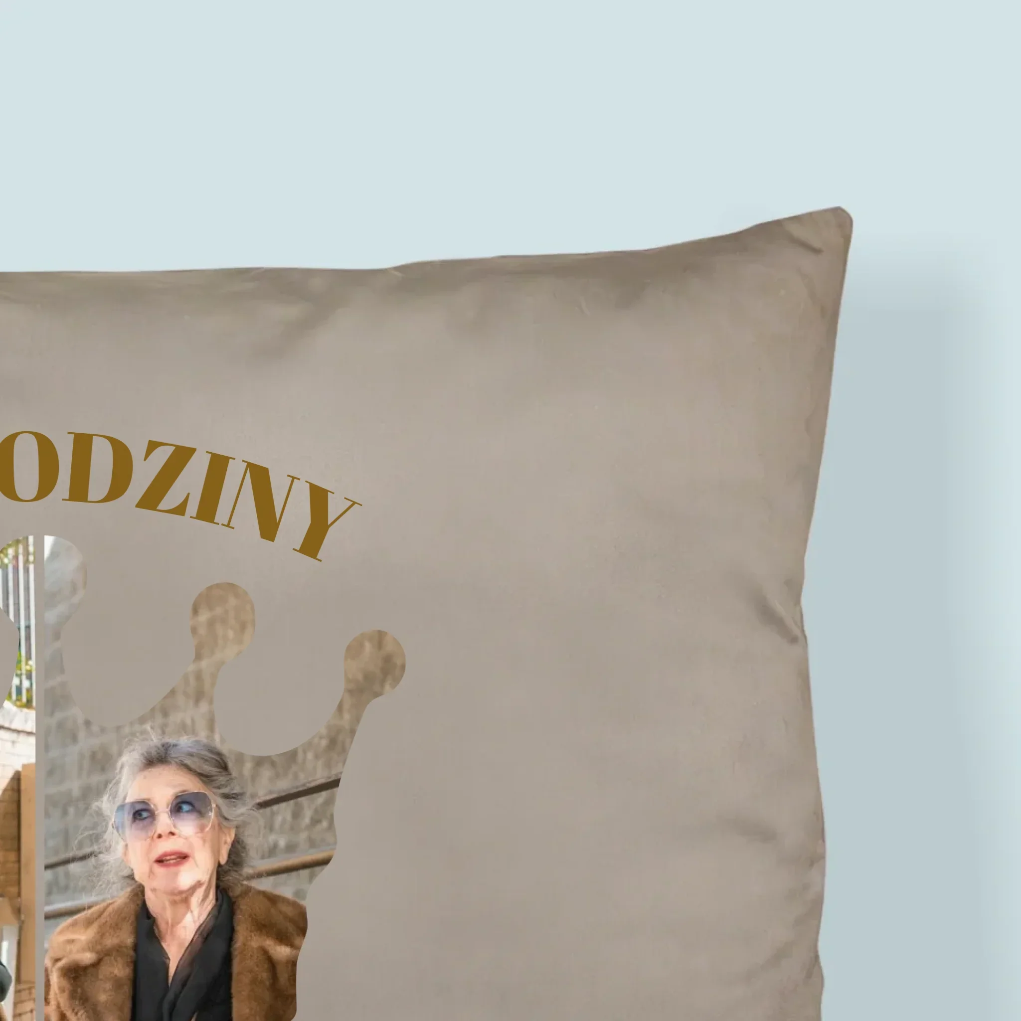 Kształt Ze Zdjęć: 70 Urodziny Królowa - Poduszka z Nadrukiem - Image 2