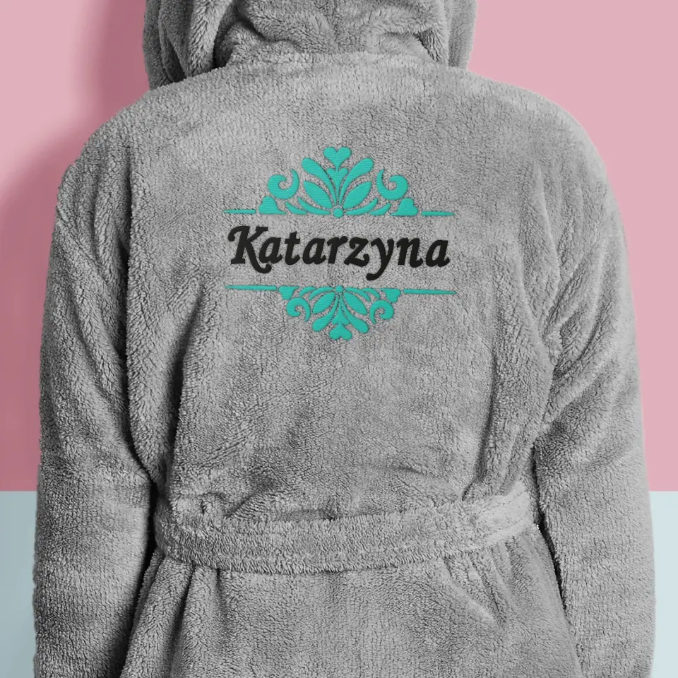 Monogram: Imię Ornamenty - Szlafrok z Haftem - Image 6