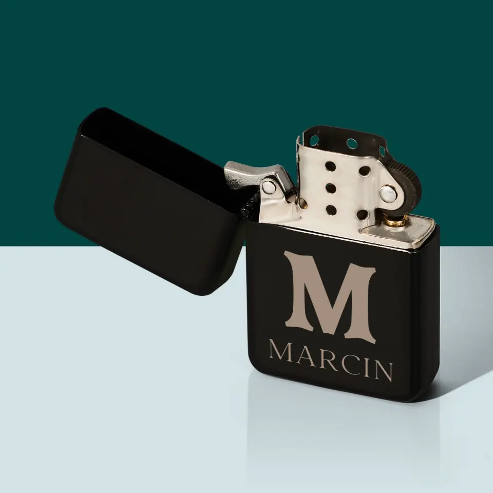 Monogram: Inicjał Imię Retro - Zapalniczka z Grawerem - Image 4