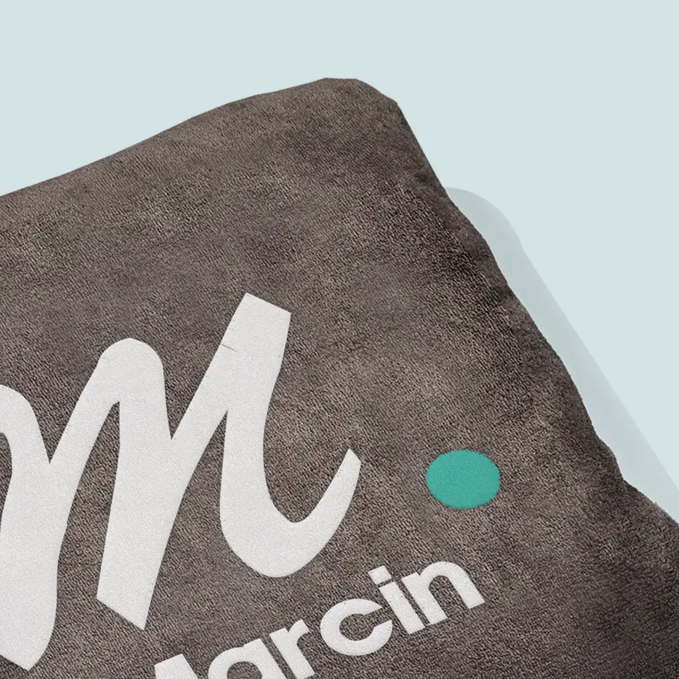 Monogram: Inicjał z Imieniem On - Koc z Haftem - Image 3