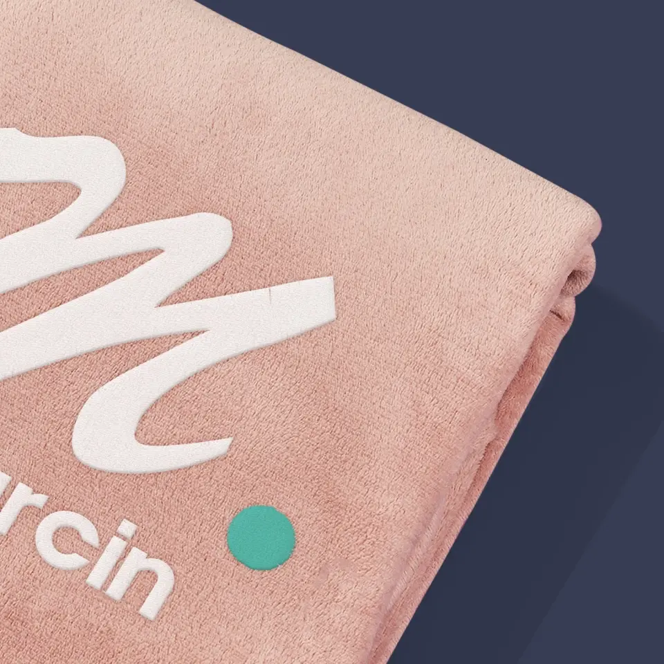 Monogram: Inicjał z Imieniem On - Koc z Haftem - Image 7