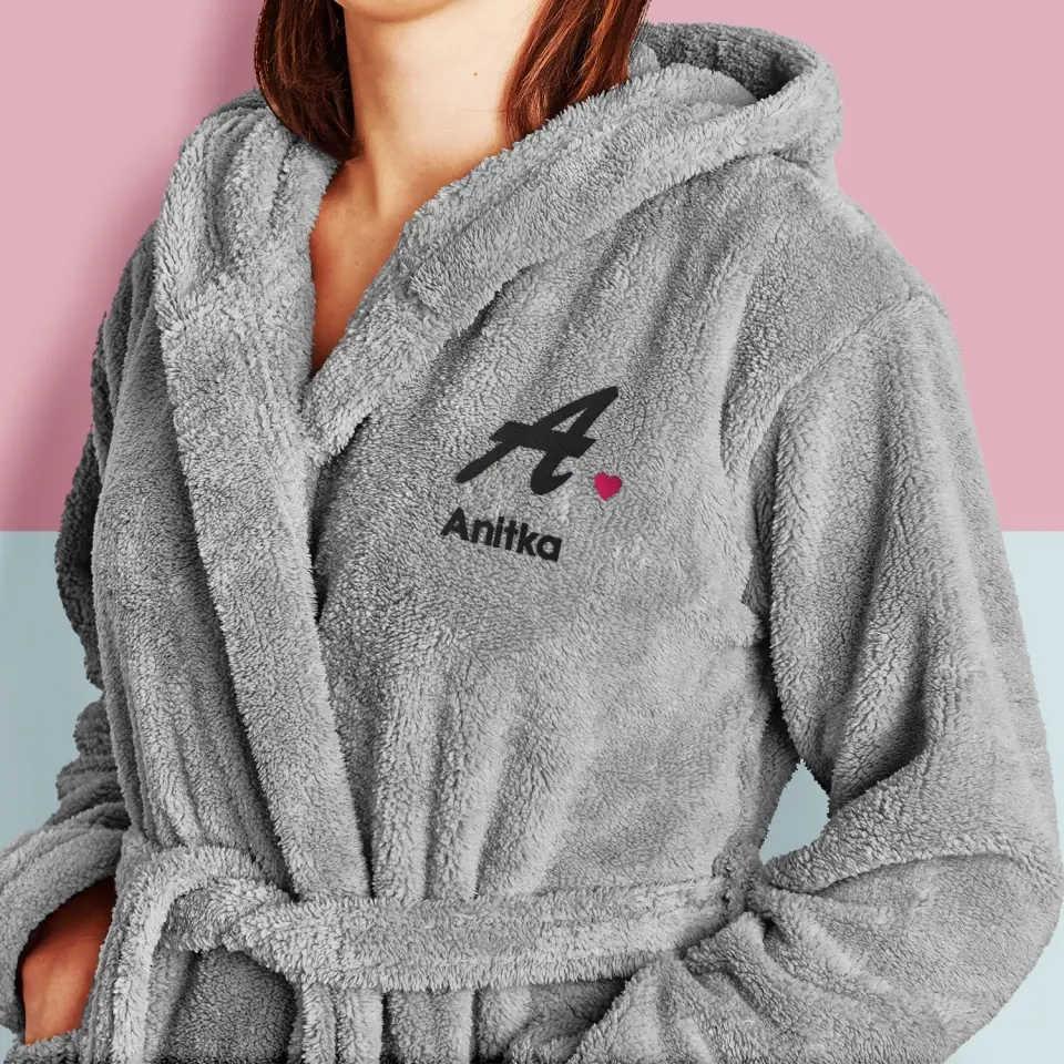 Monogram: Inicjał z Imieniem Ona - Szlafrok z Haftem - Image 2