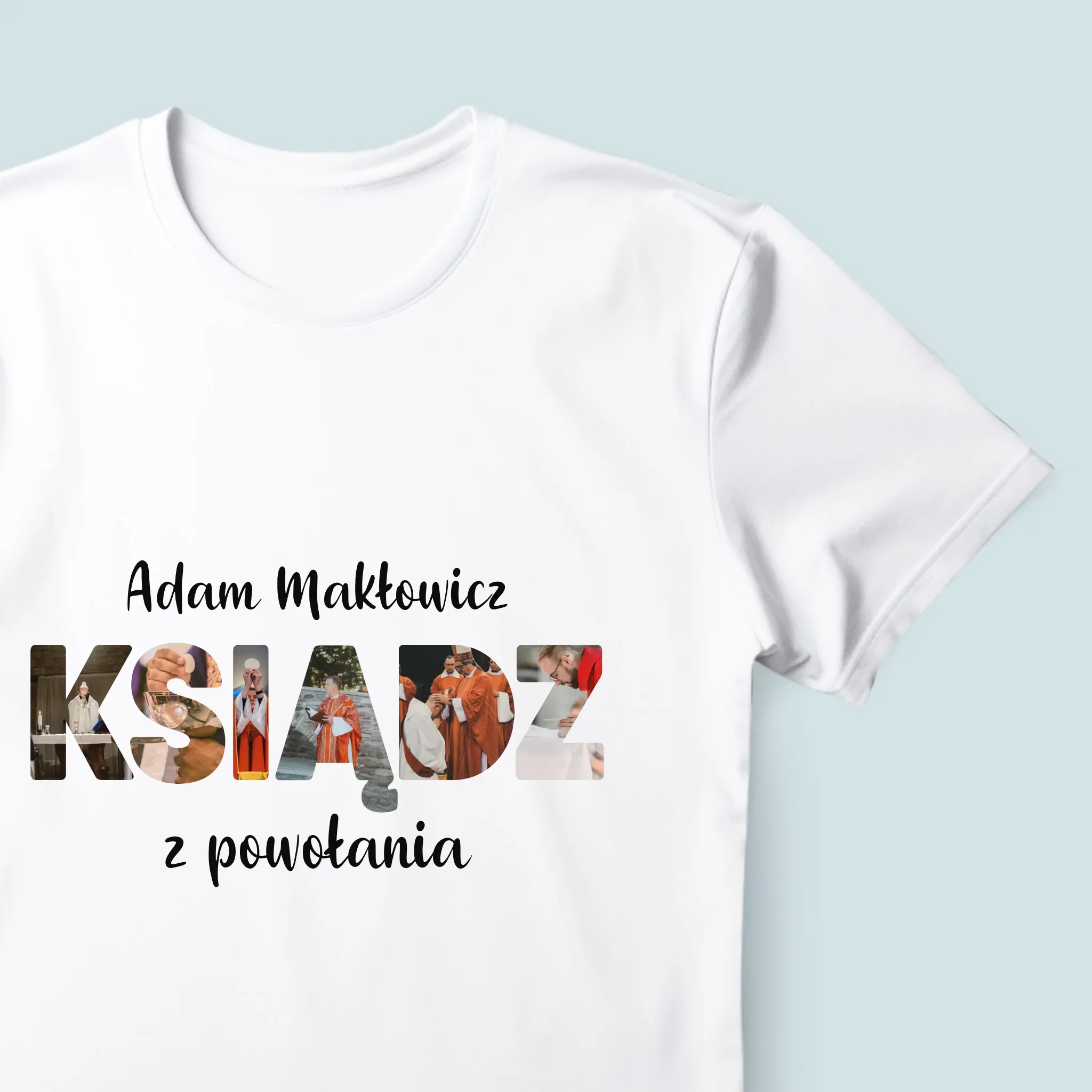 Słowo Ze Zdjęć: Ksiądz z Powołania - Koszulka Męska z Nadrukiem - Image 4