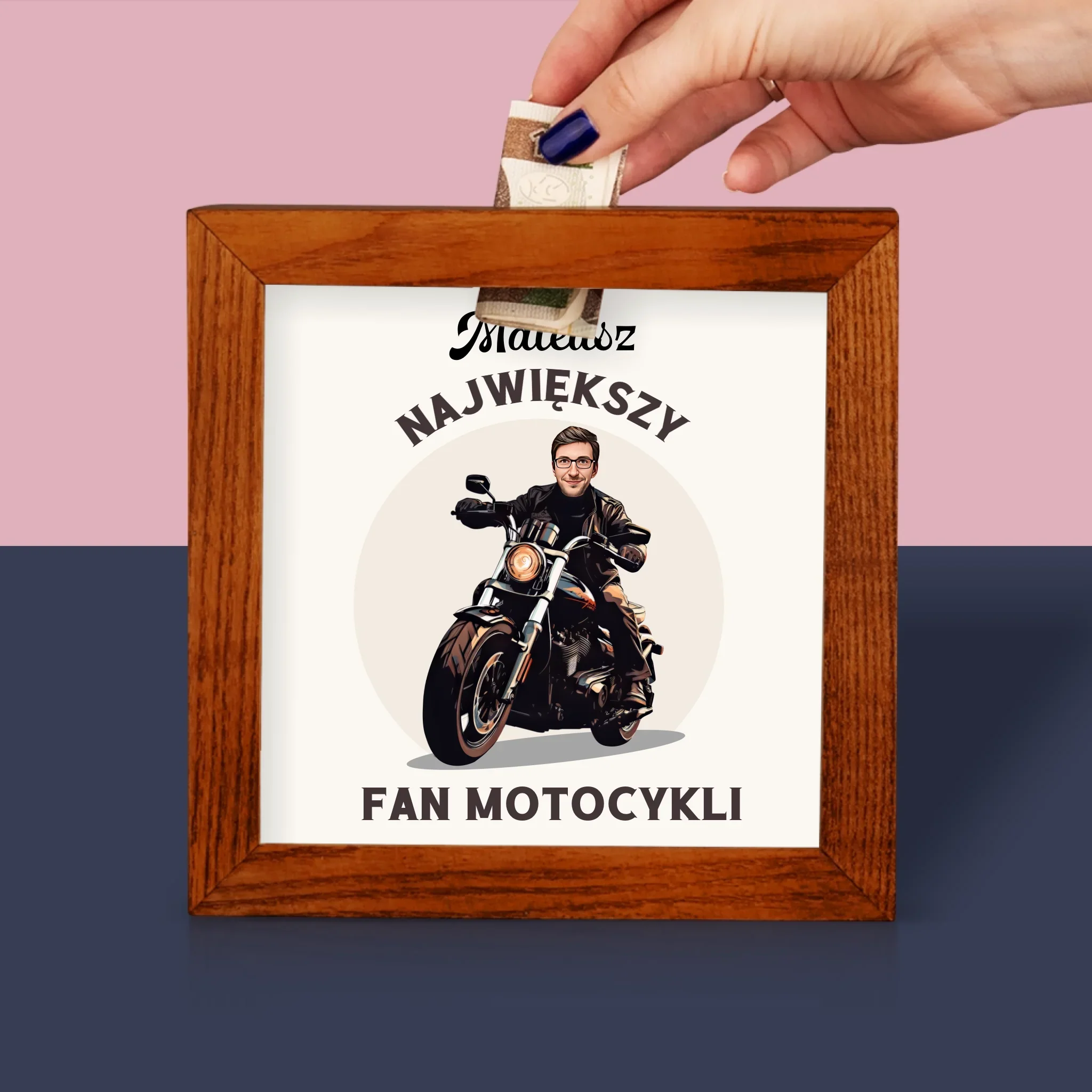 Twoja Postać: Fan Motocykli - Drewniana Skarbonka
