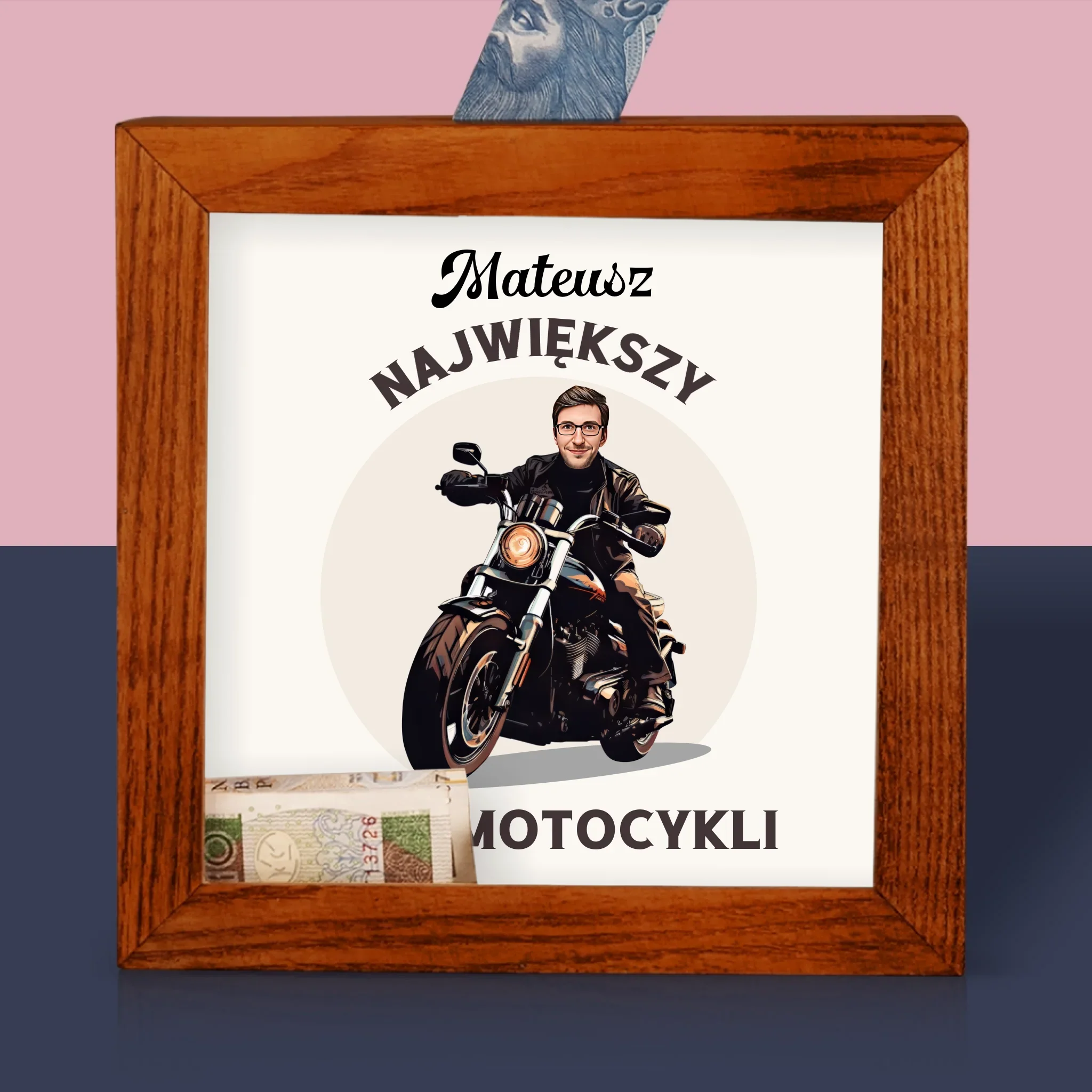 Twoja Postać: Fan Motocykli - Drewniana Skarbonka - Image 2
