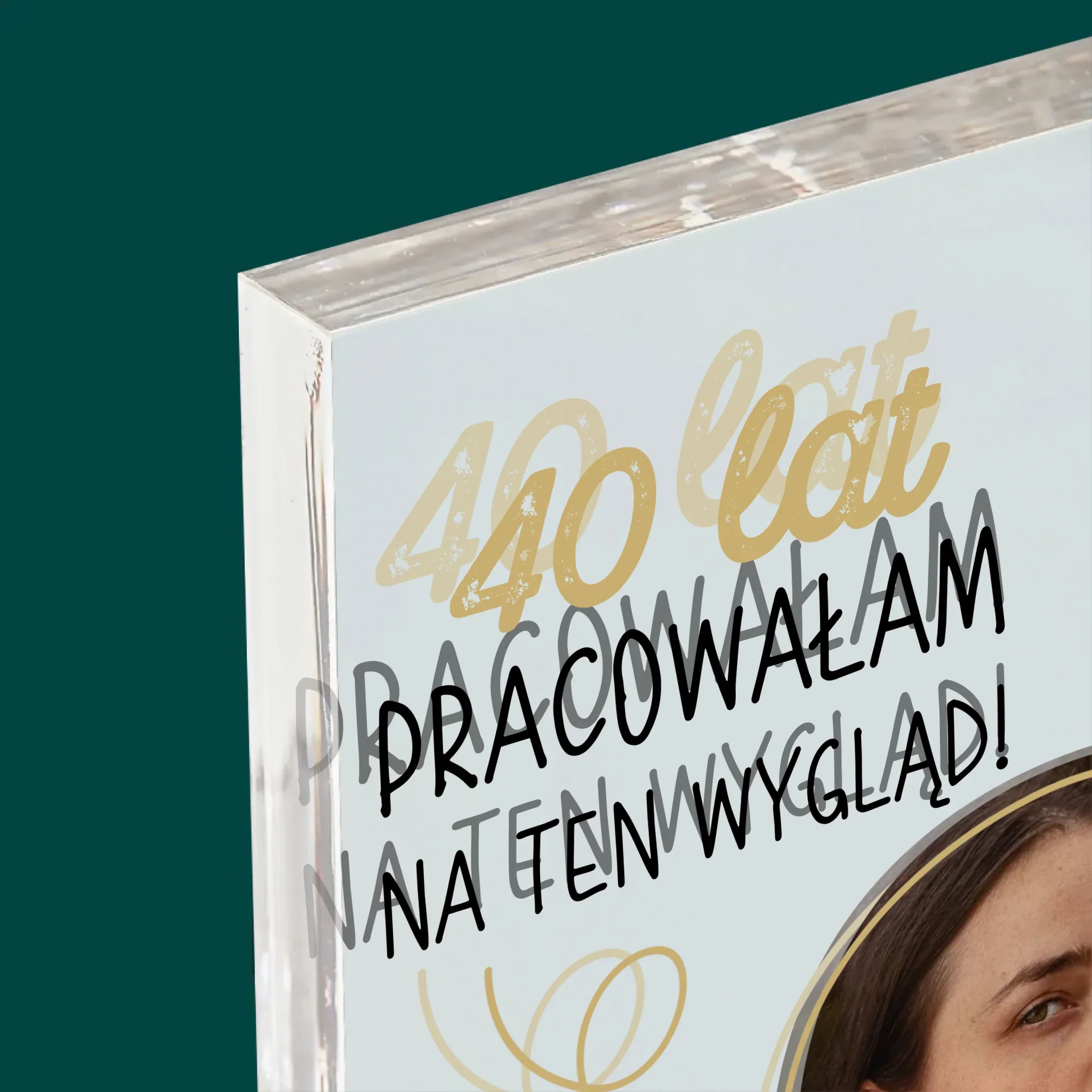 Zdjęcie I Podpis: 40 Lat Pracowałam Na Ten Wygląd - Blok Akrylowy - Image 4