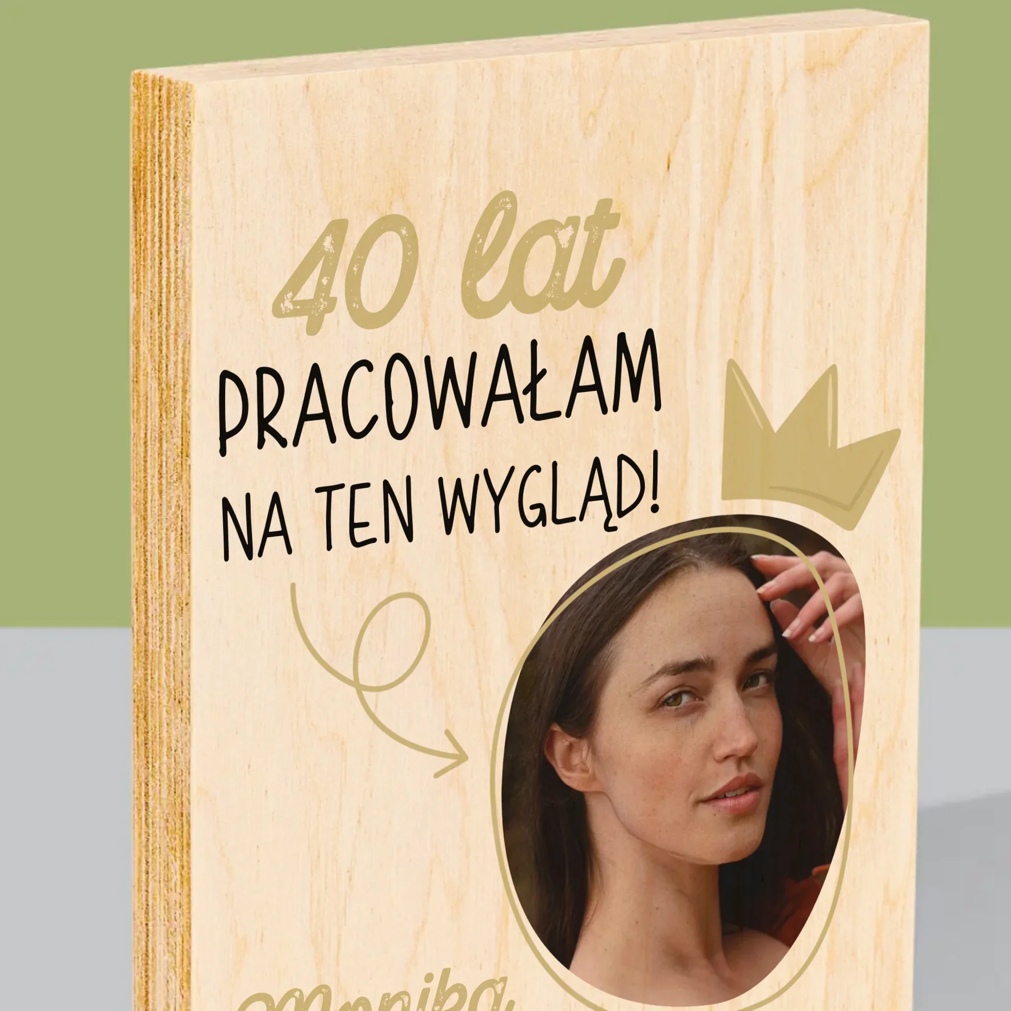 Zdjęcie I Podpis: 40 Lat Pracowałam Na Ten Wygląd - Wydruk Na Drewnie - Image 2