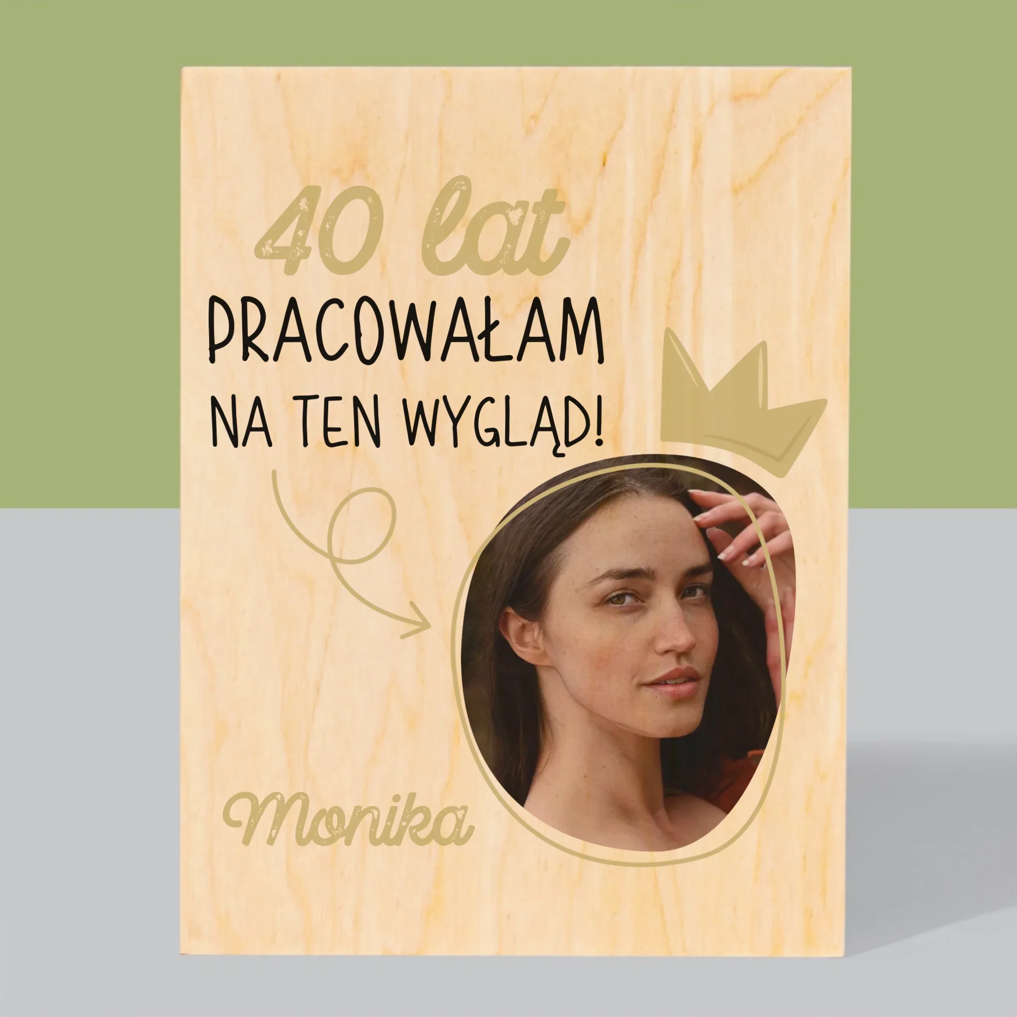 Zdjęcie I Podpis: 40 Lat Pracowałam Na Ten Wygląd - Wydruk Na Drewnie - Image 3