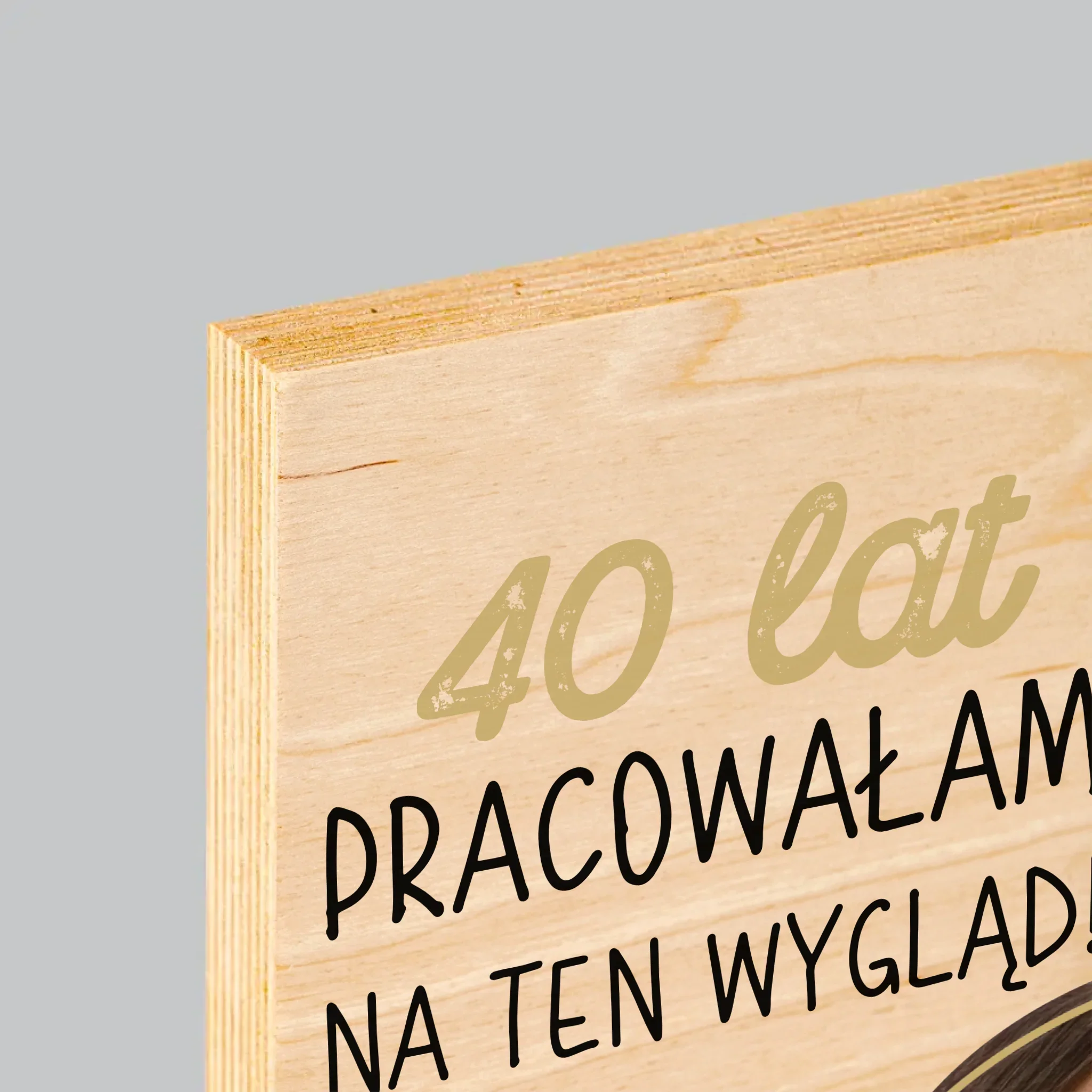 Zdjęcie I Podpis: 40 Lat Pracowałam Na Ten Wygląd - Wydruk Na Drewnie - Image 4