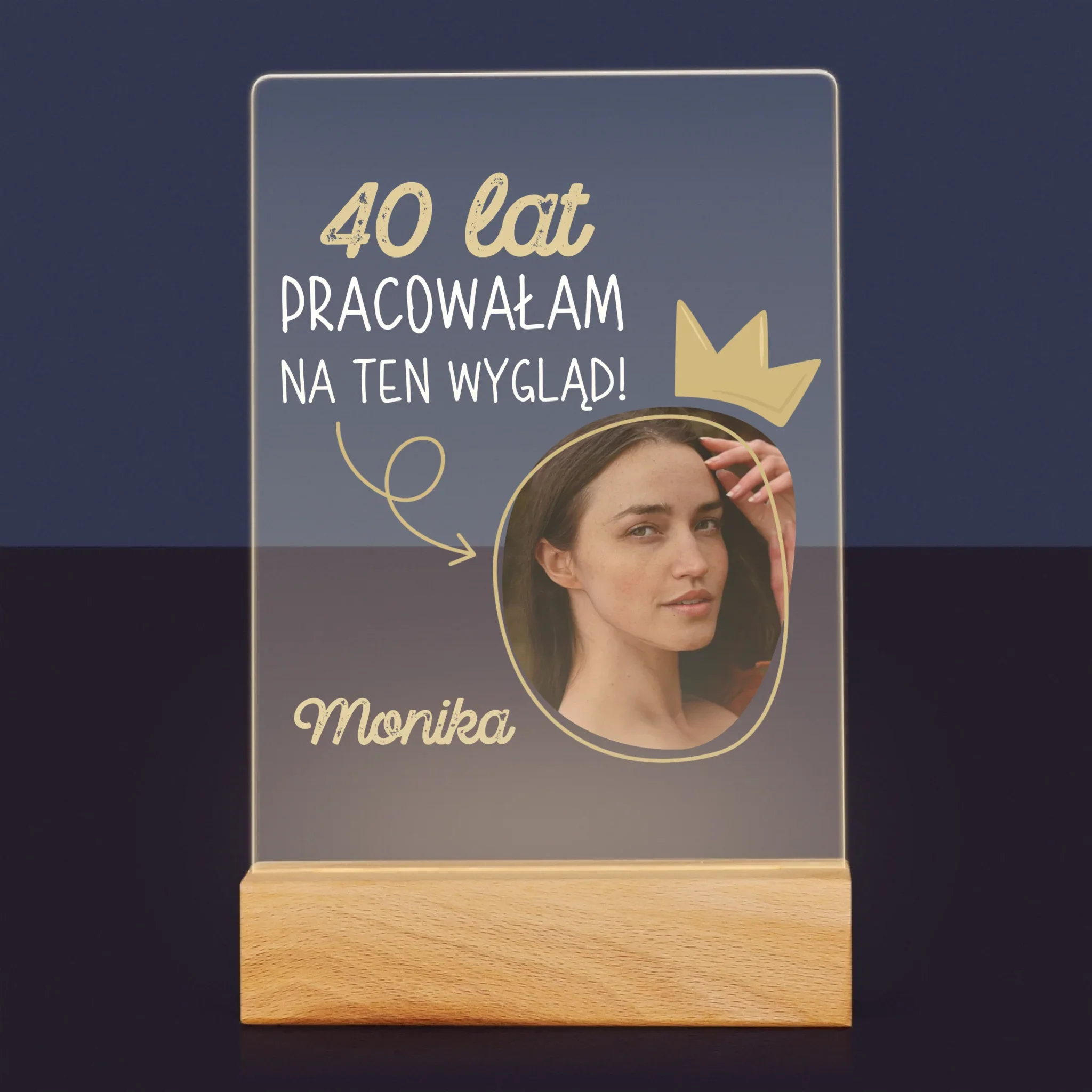 Zdjęcie I Podpis: 40 Lat Pracowałam Na Ten Wygląd - Wydruk Na Szkle Akrylowym - Image 7