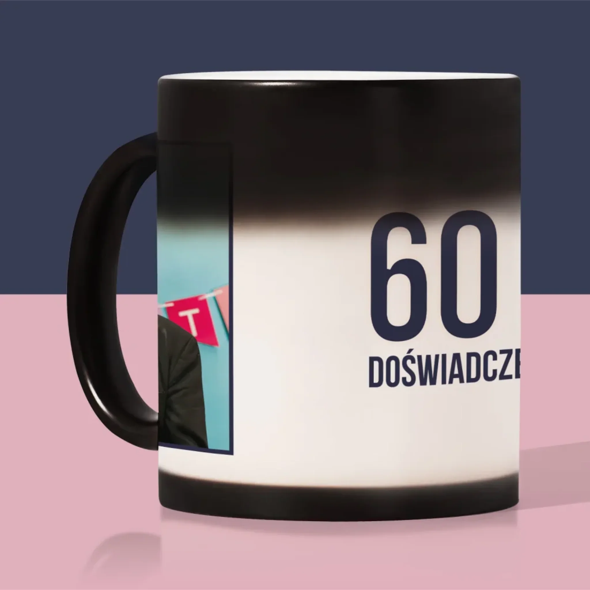 Zdjęcie i Podpis: 60 Lat Doświadczenia i Mądrości - Kubek z Nadrukiem - Image 6