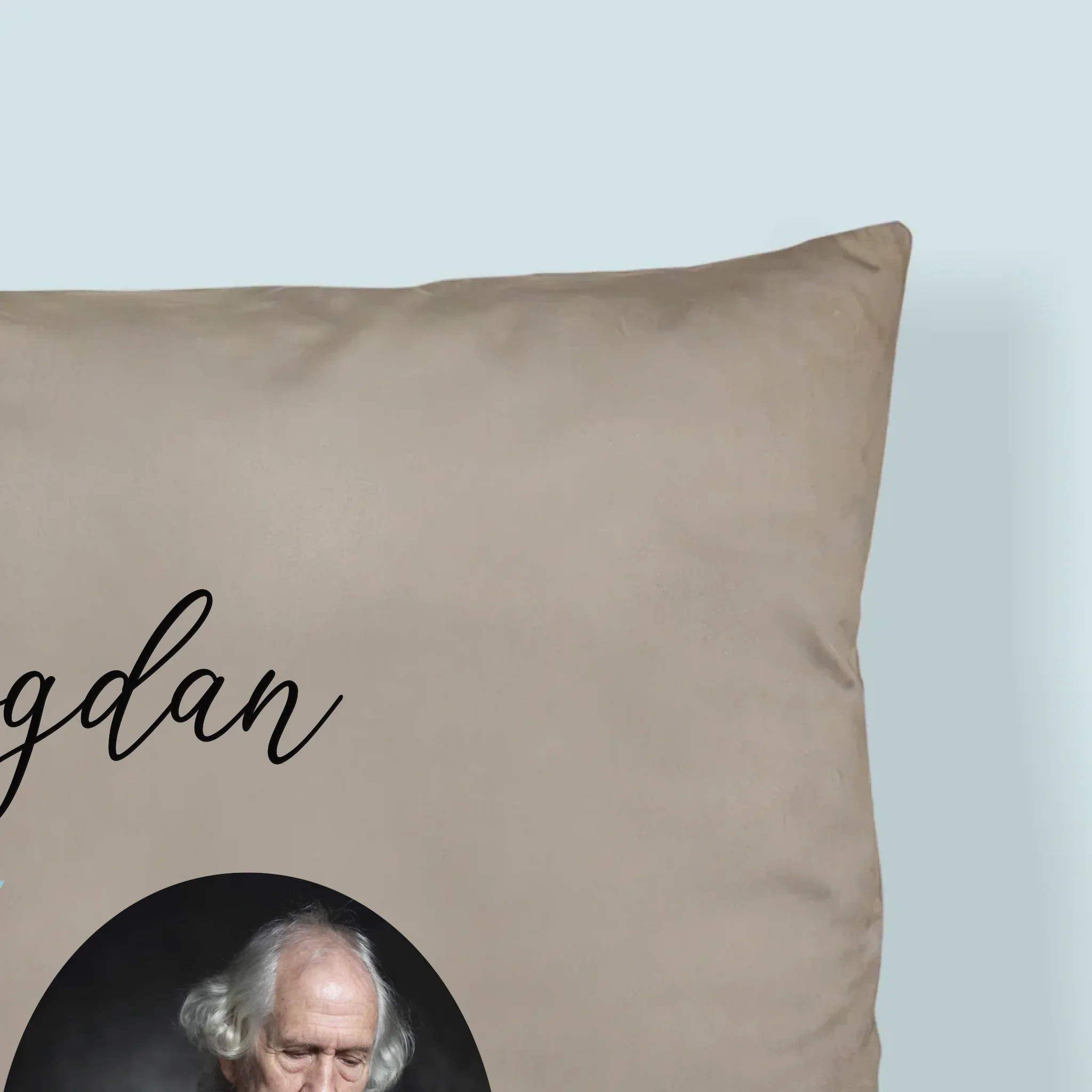 Zdjęcie I Podpis: 70 Lat Elegancji - Poduszka z Nadrukiem - Image 2