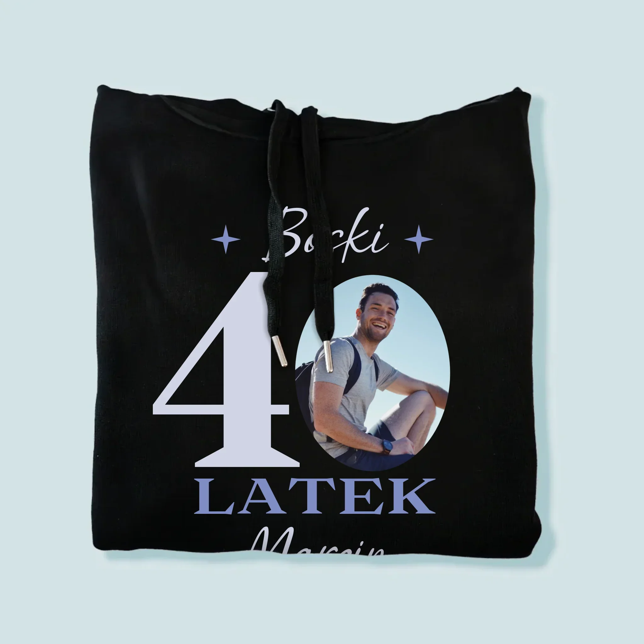 Zdjęcie I Podpis: Boski 40-Latek - Bluza Męska Z Kapturem - Image 4