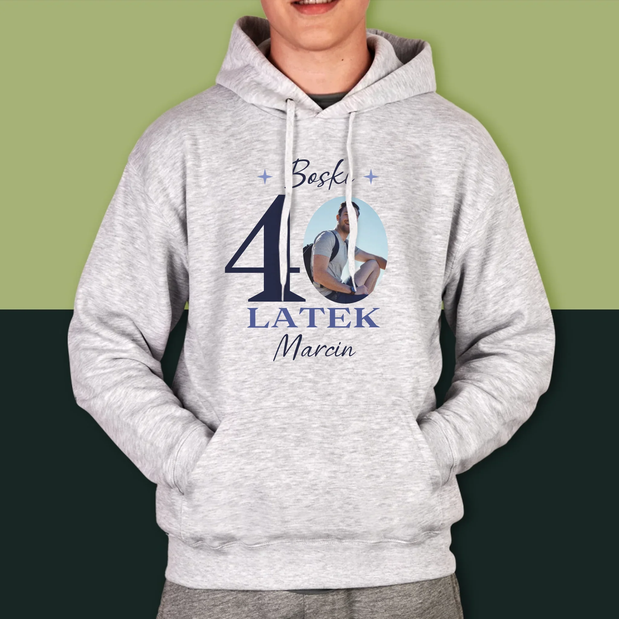 Zdjęcie I Podpis: Boski 40-Latek - Bluza Męska Z Kapturem - Image 5