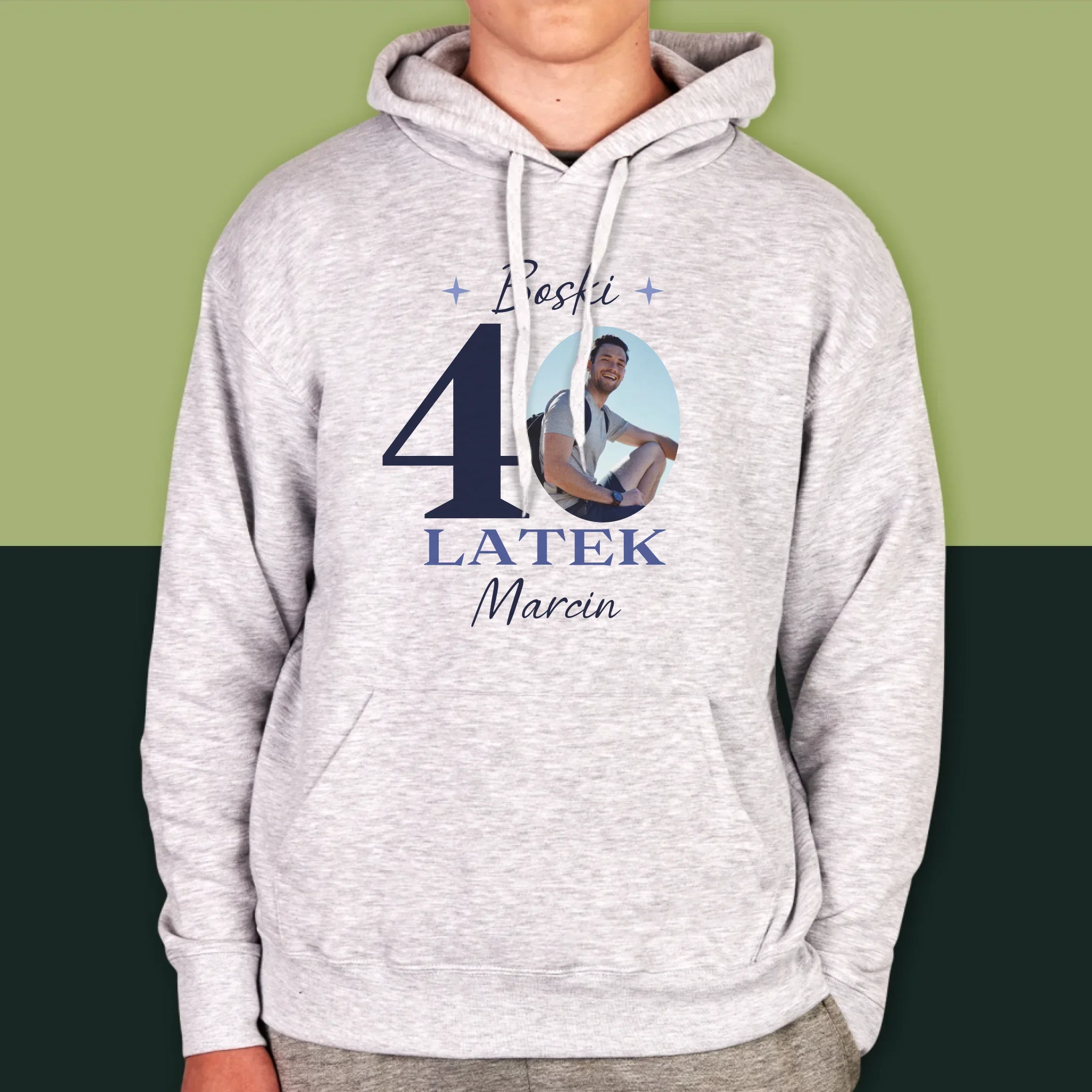 Zdjęcie I Podpis: Boski 40-Latek - Bluza Męska Z Kapturem - Image 8