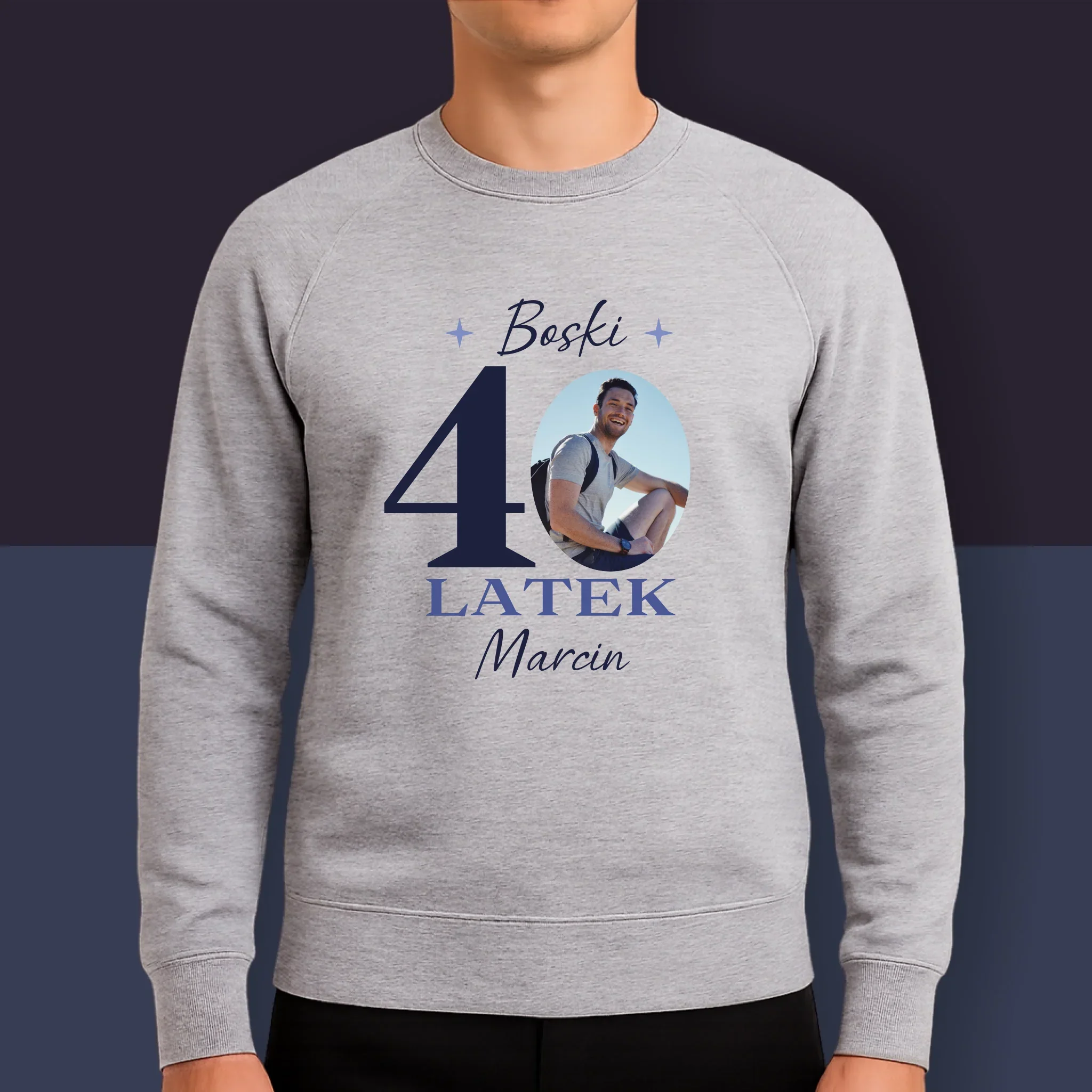 Zdjęcie I Podpis: Boski 40-Latek - Bluza Męska Z Kapturem - Image 9