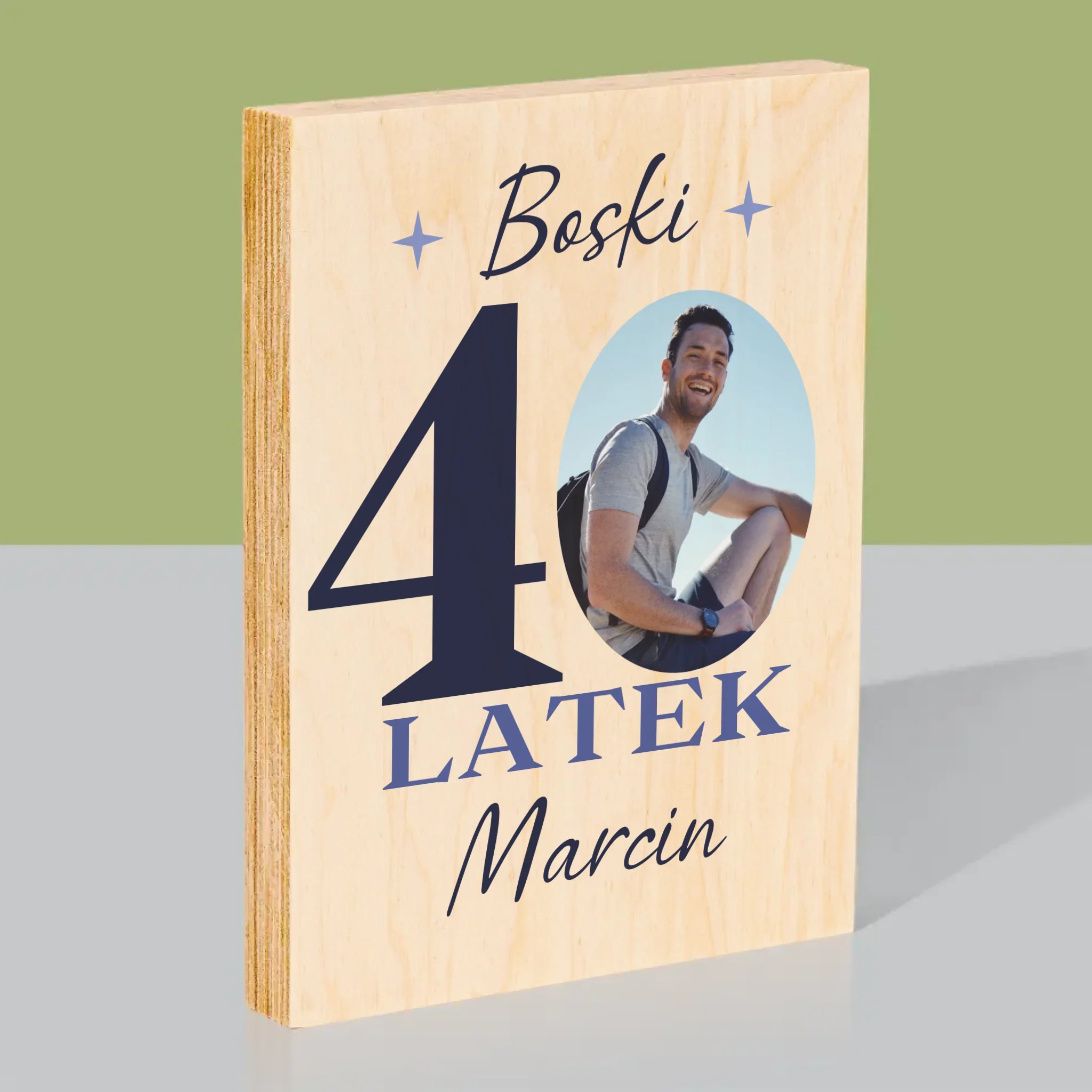 Zdjęcie I Podpis: Boski 40-Latek - Wydruk Na Drewnie