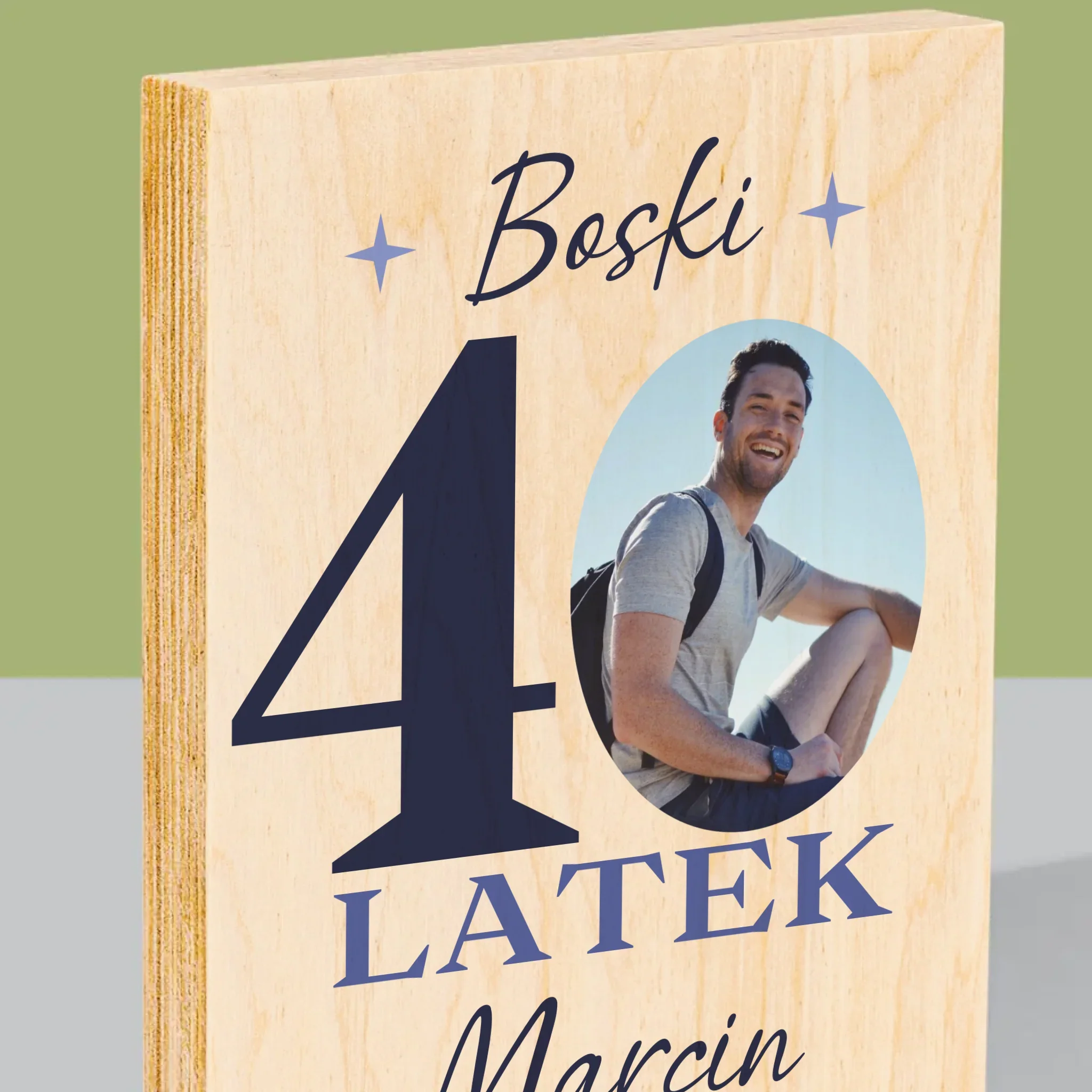 Zdjęcie I Podpis: Boski 40-Latek - Wydruk Na Drewnie - Image 2