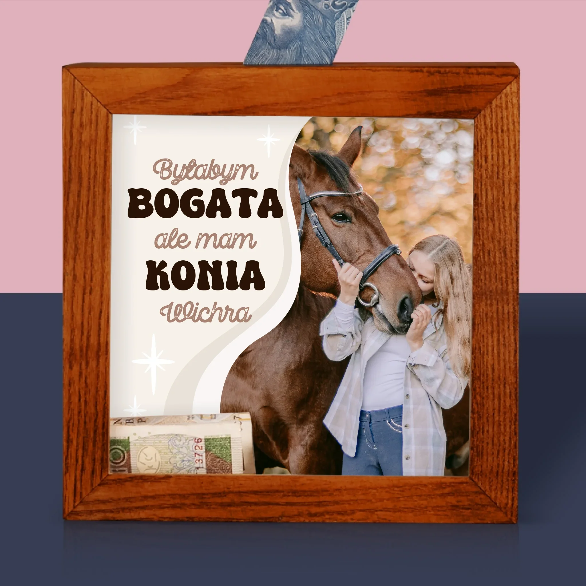 Zdjęcie I Podpis: Byłabym Bogata, Ale Mam Konia - Drewniana Skarbonka - Image 2