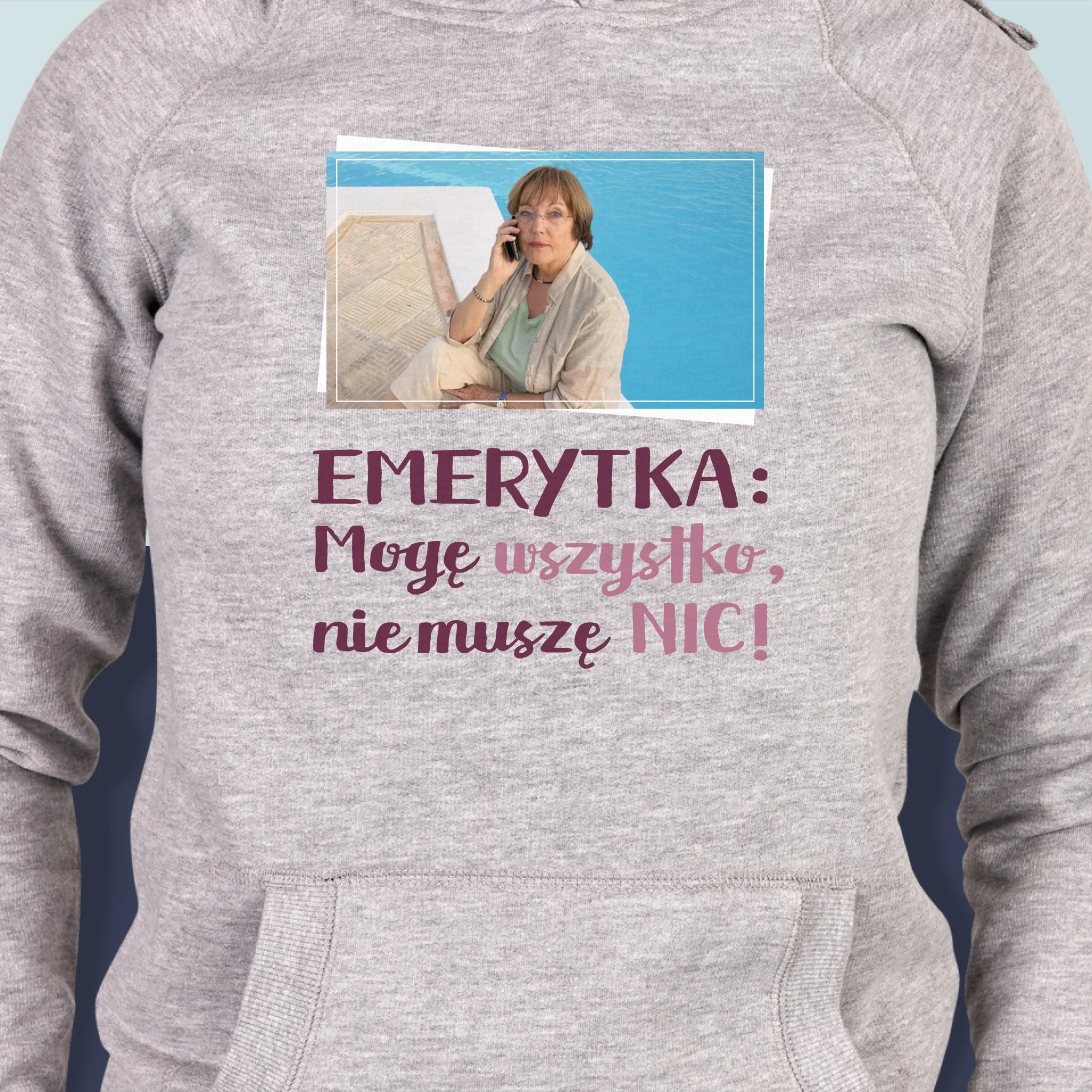 Zdjęcie i Podpis: Emerytka Mogę Wszystko - Bluza Damska z Kapturem - Image 2