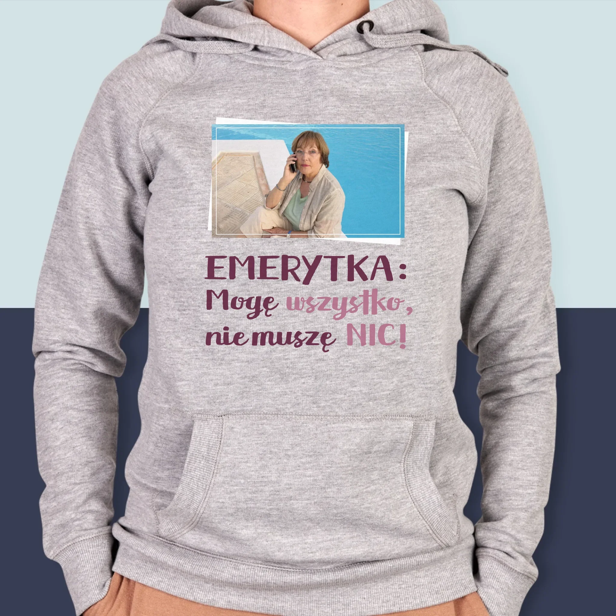 Zdjęcie i Podpis: Emerytka Mogę Wszystko - Bluza Damska z Kapturem - Image 4