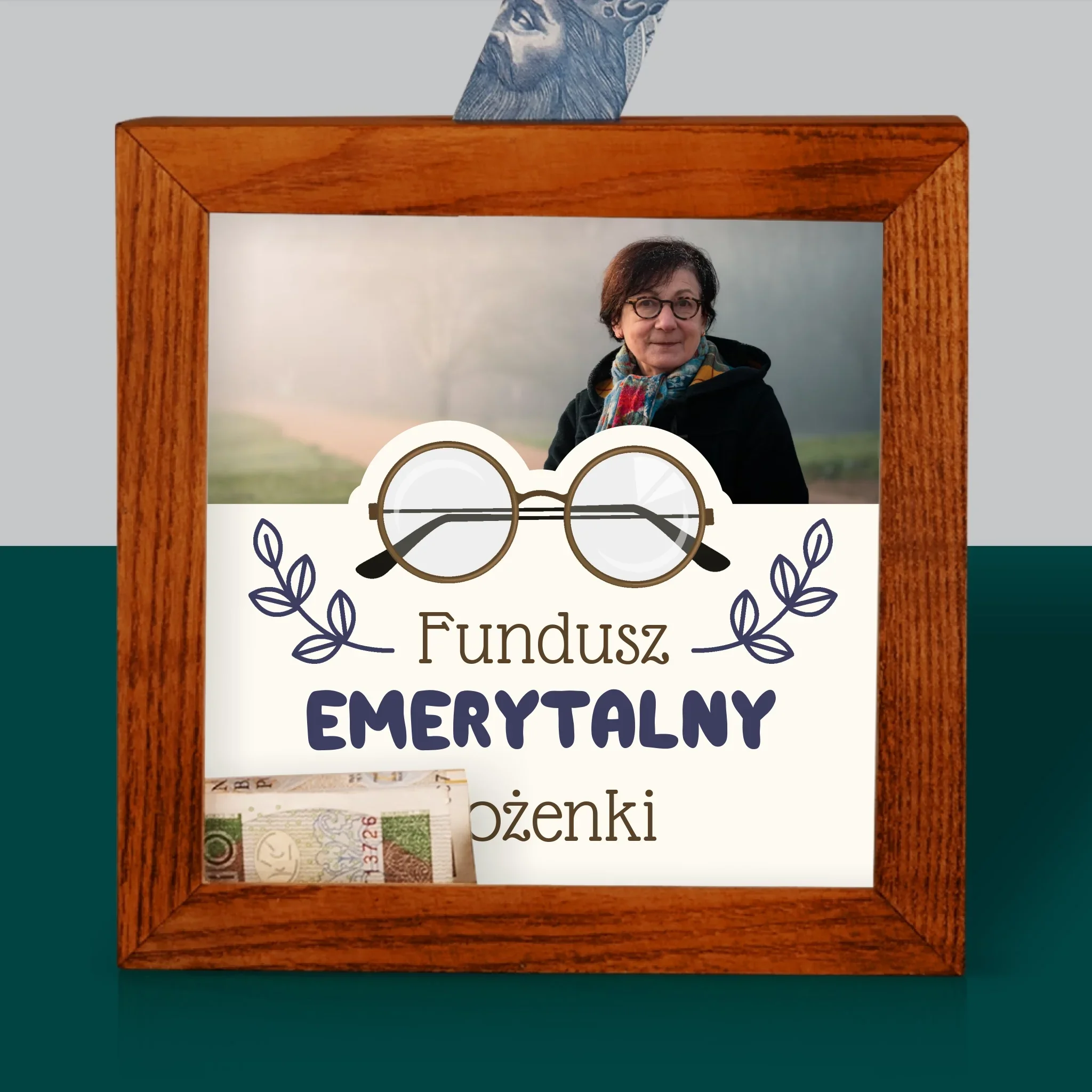 Zdjęcie I Podpis: Fundusz Emerytalny - Drewniana Skarbonka - Image 2