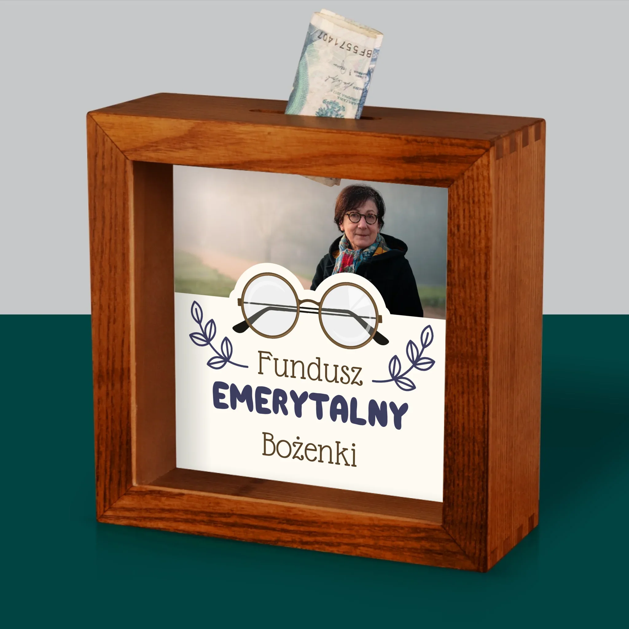 Zdjęcie I Podpis: Fundusz Emerytalny - Drewniana Skarbonka - Image 4