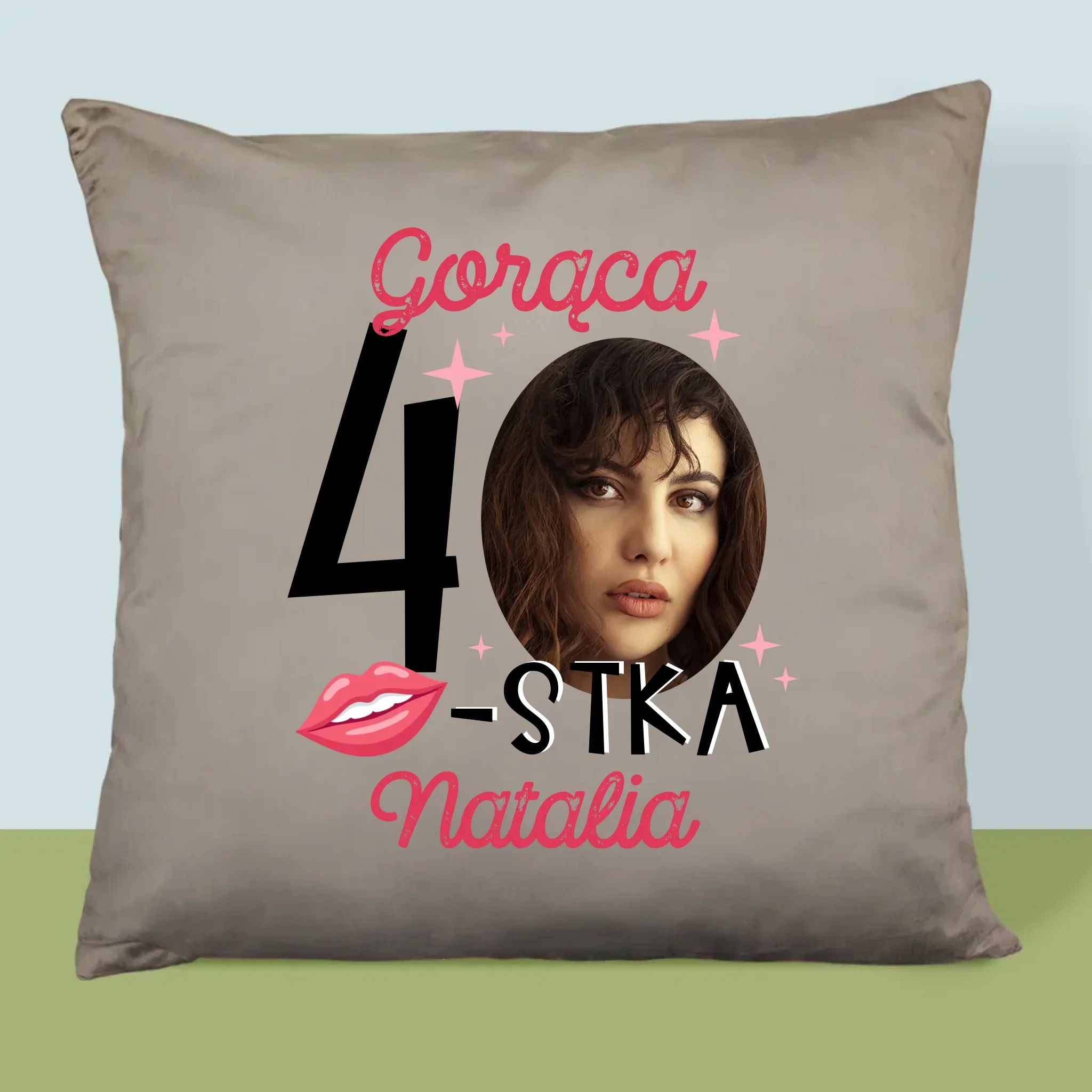 Zdjęcie I Podpis: Gorąca 40-Stka - Poduszka z Nadrukiem - Image 3