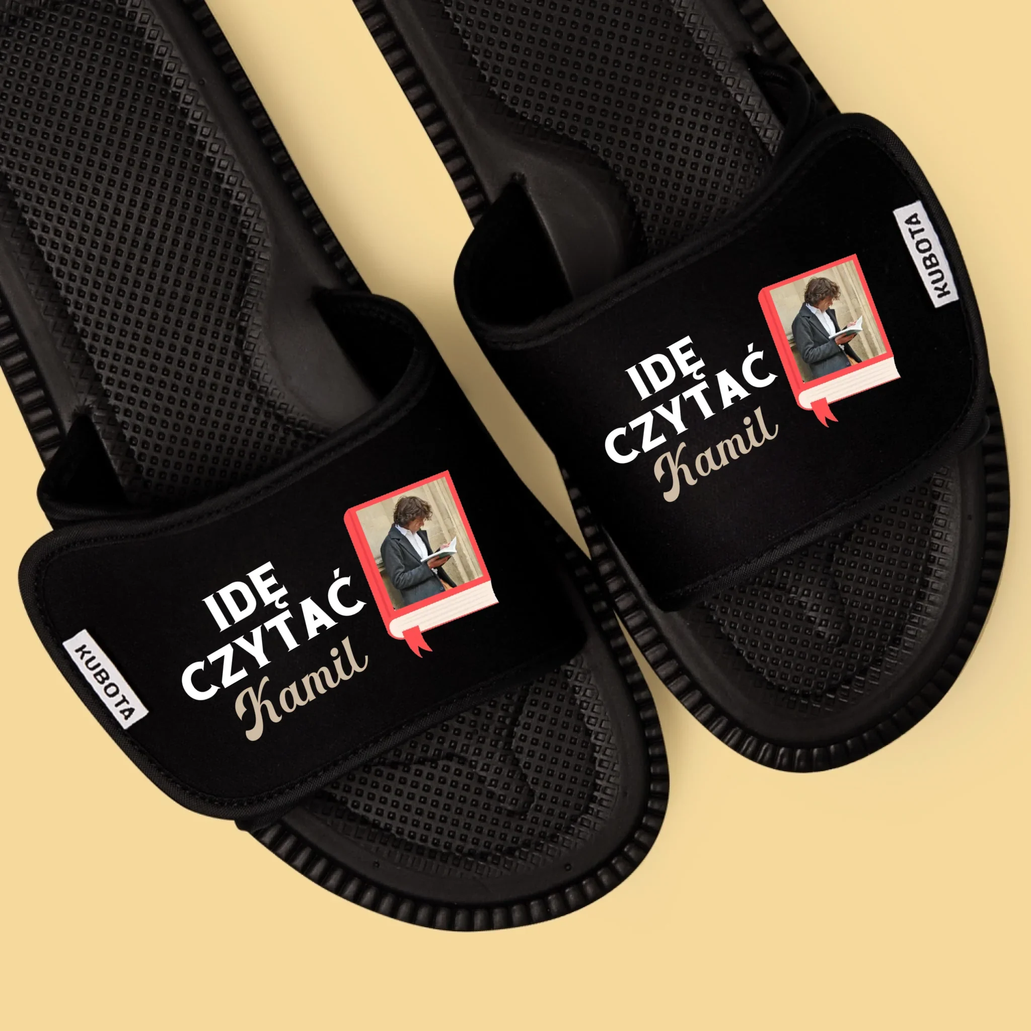 Zdjęcie i Podpis: Idę Czytać - Klapki Kubota - Image 3