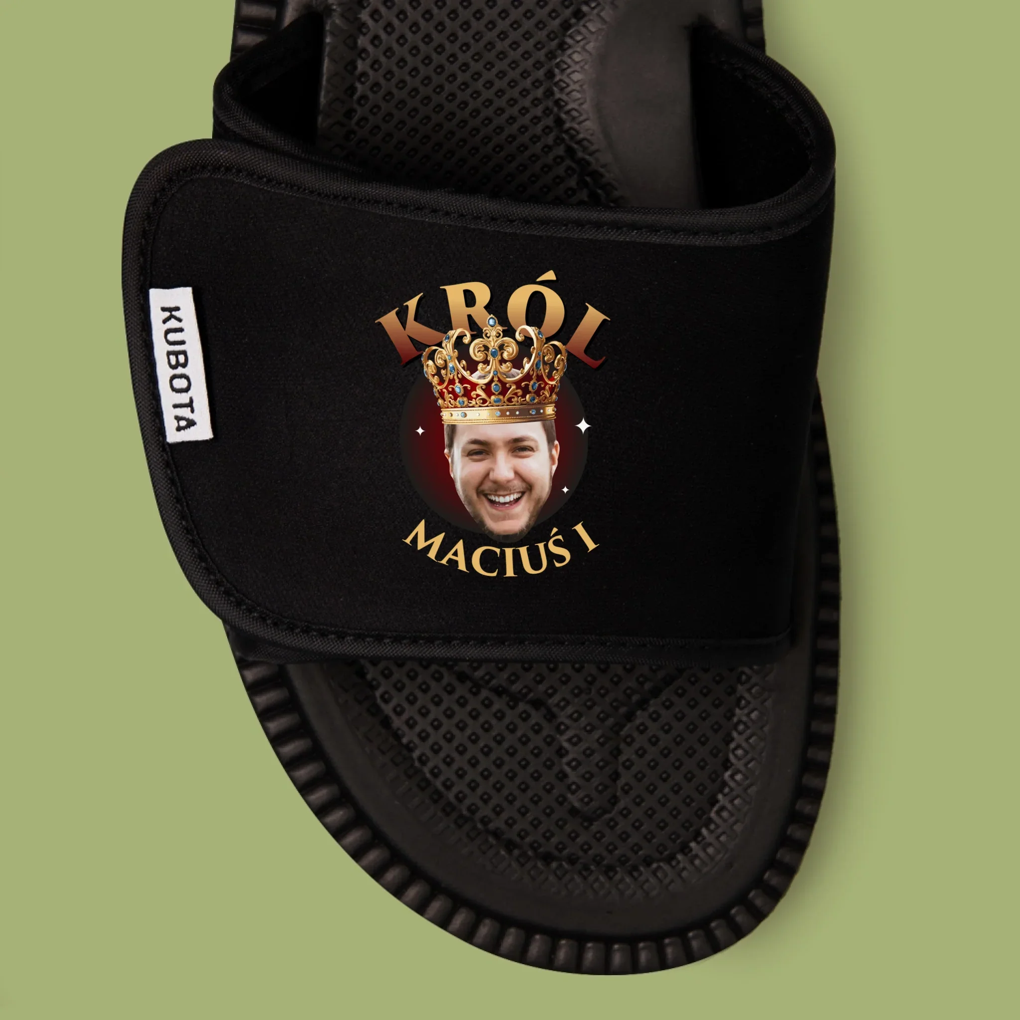 Zdjęcie i Podpis: Król Zdjęcie - Klapki Kubota - Image 2