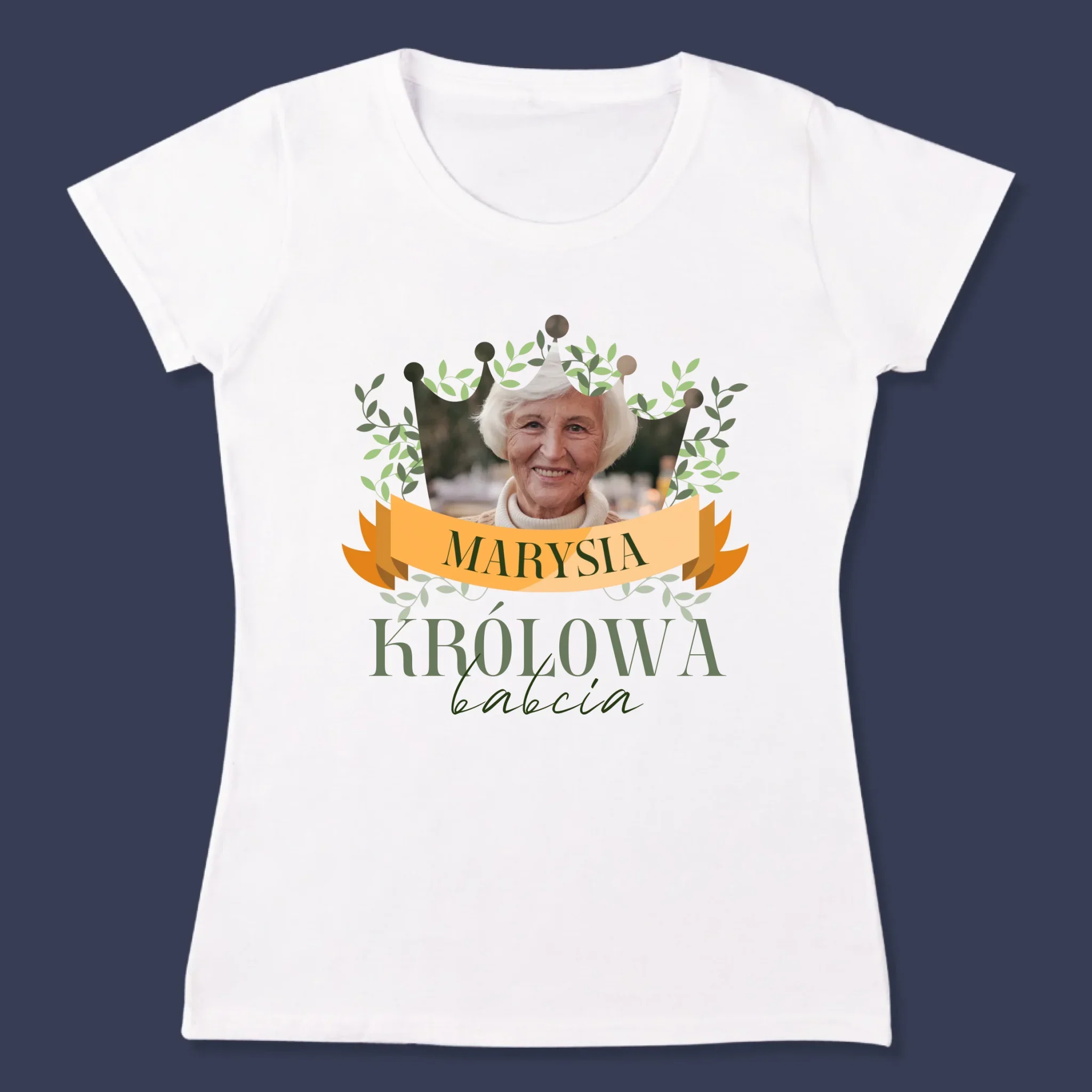 Zdjęcie i Podpis: Królowa Babcia - Koszulka Damska z Nadrukiem - Image 3