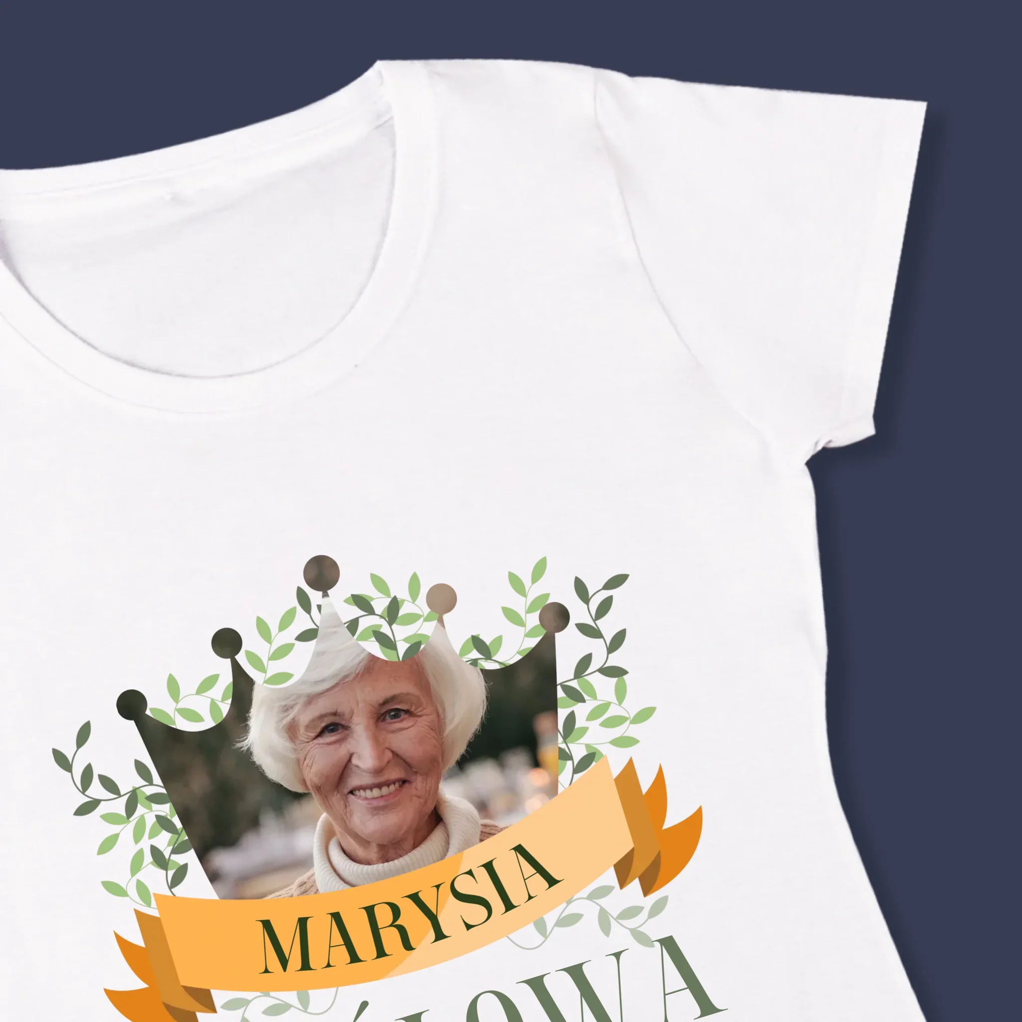Zdjęcie i Podpis: Królowa Babcia - Koszulka Damska z Nadrukiem - Image 4