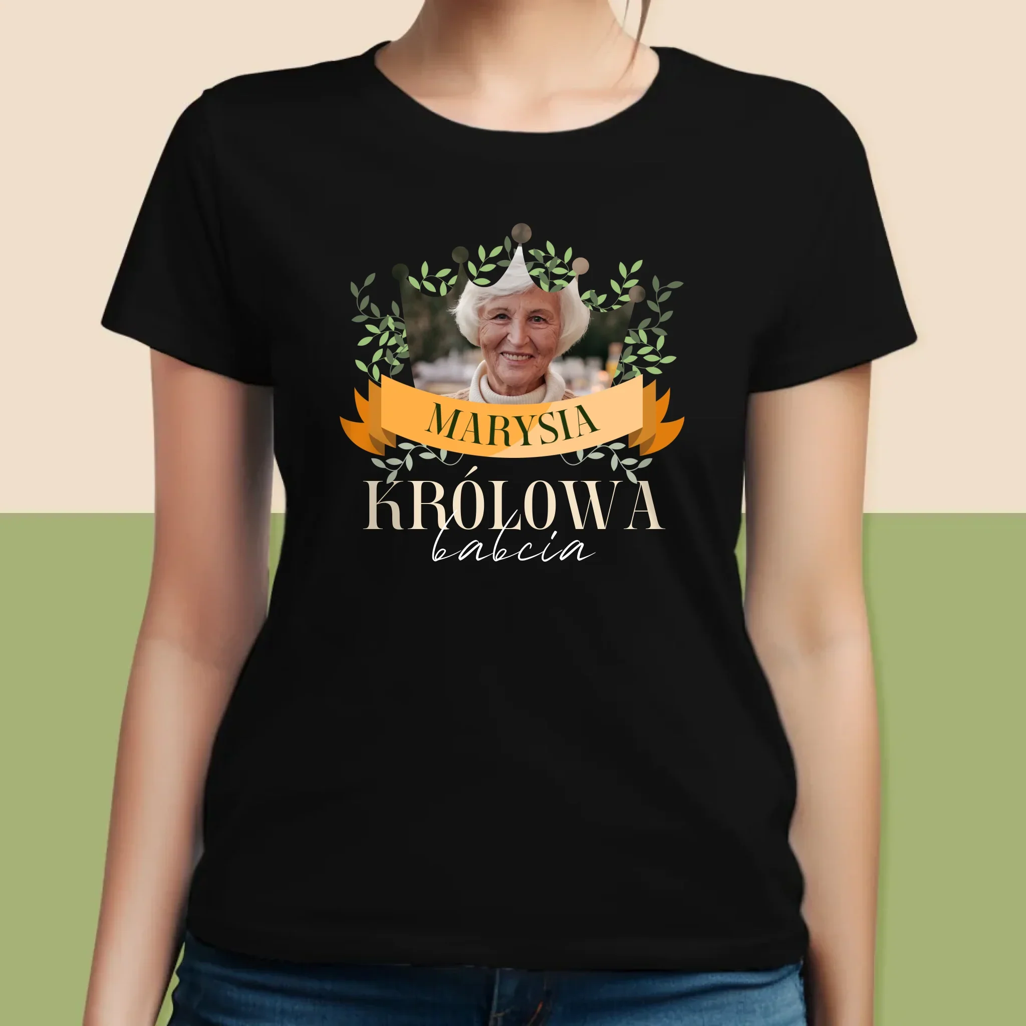 Zdjęcie i Podpis: Królowa Babcia - Koszulka Damska z Nadrukiem - Image 5