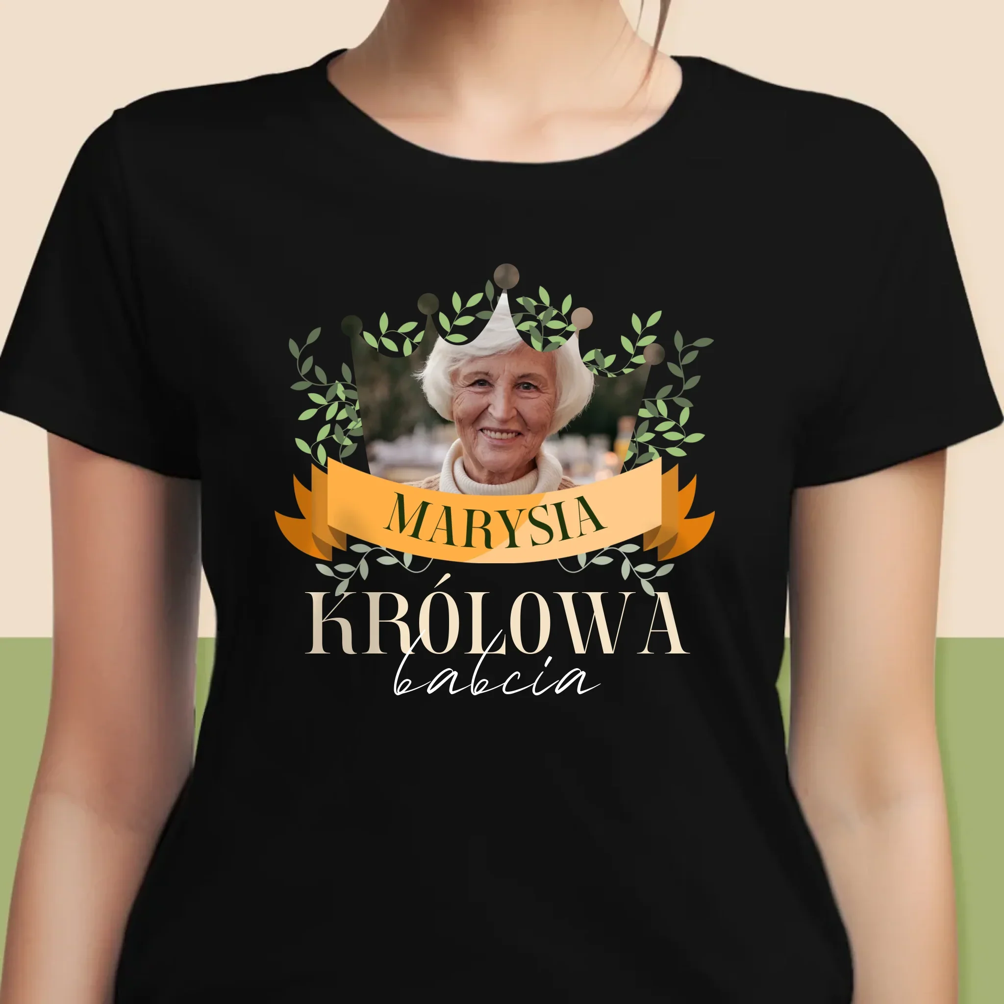 Zdjęcie i Podpis: Królowa Babcia - Koszulka Damska z Nadrukiem - Image 6