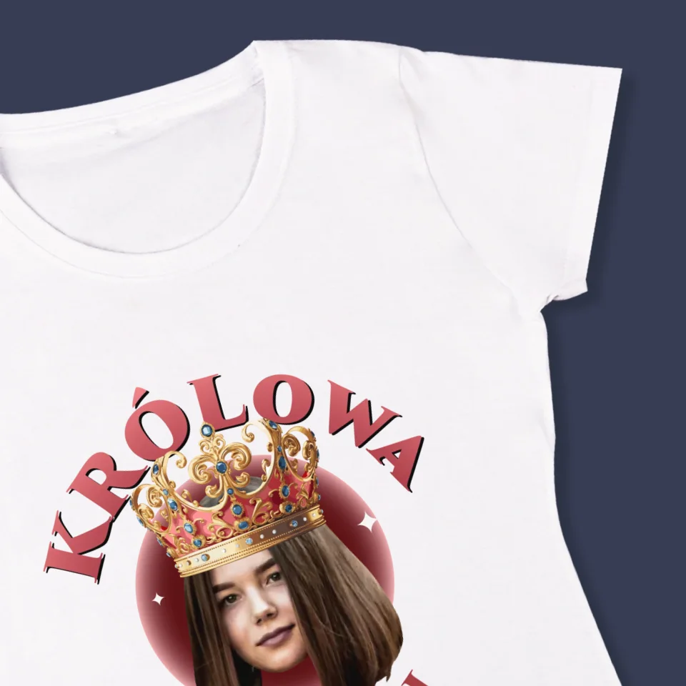 Zdjęcie i Podpis: Królowa - Koszulka Damska z Nadrukiem - Image 4