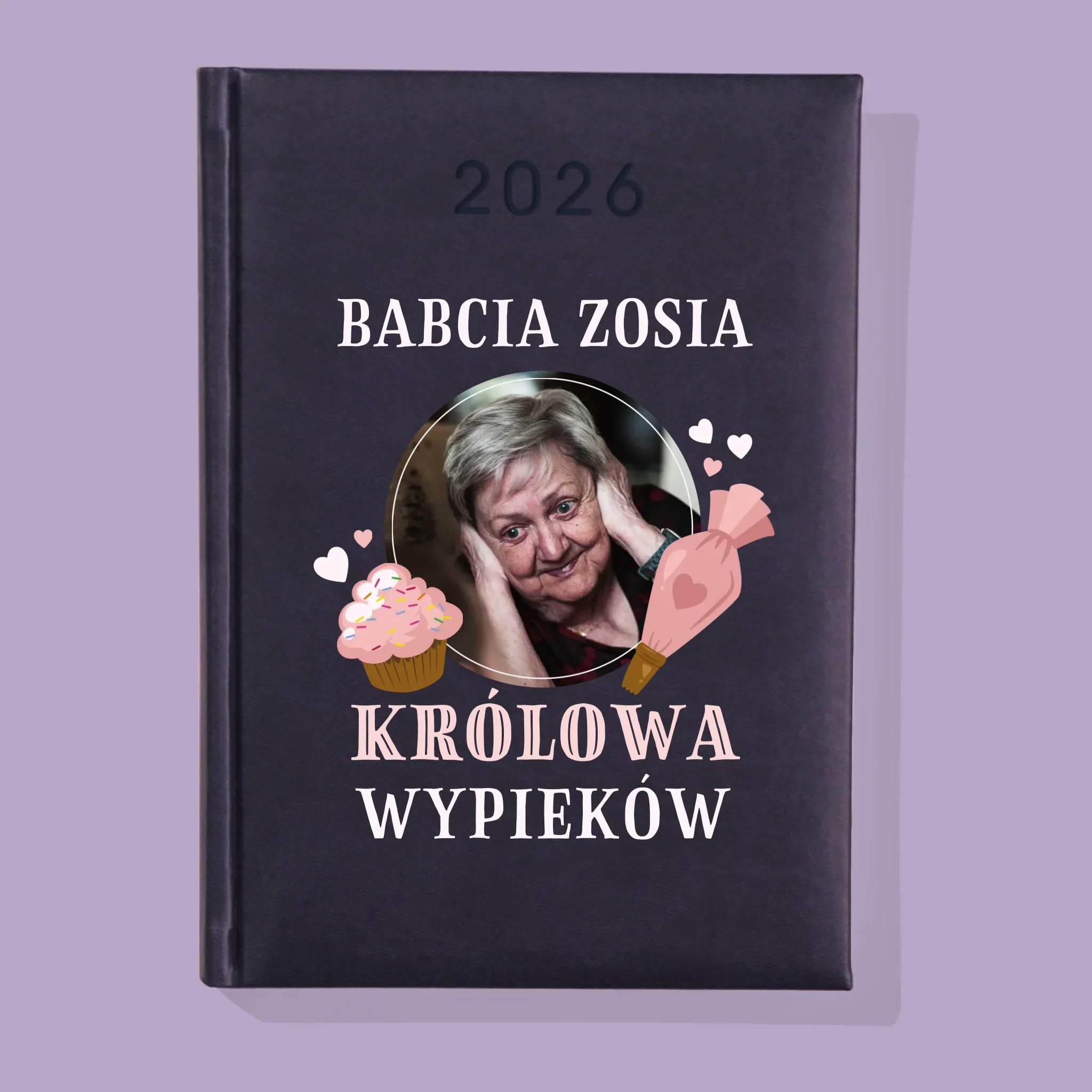 Zdjęcie i Podpis: Królowa Wypieków - Kalendarz Książkowy - Image 2