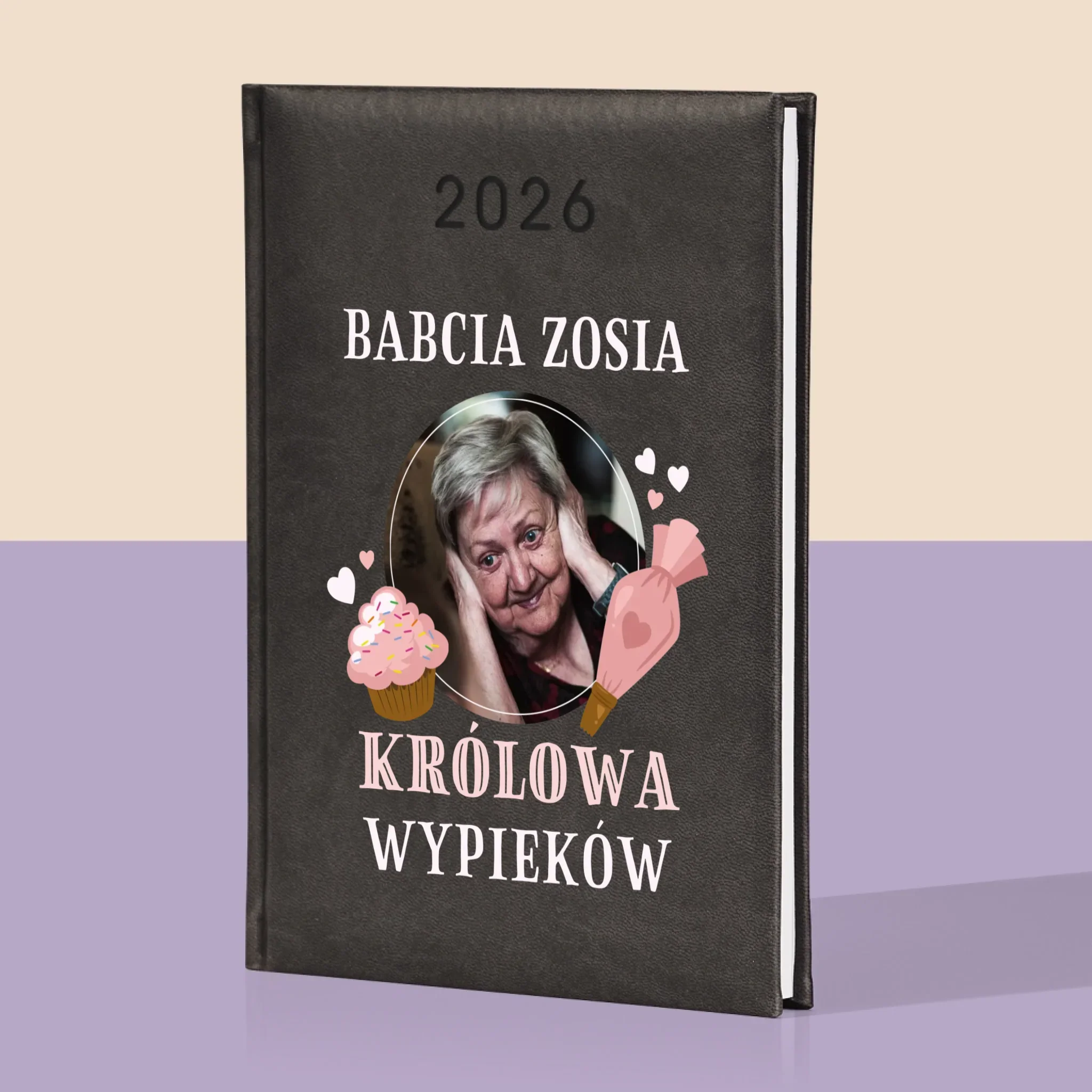 Zdjęcie i Podpis: Królowa Wypieków - Kalendarz Książkowy - Image 6