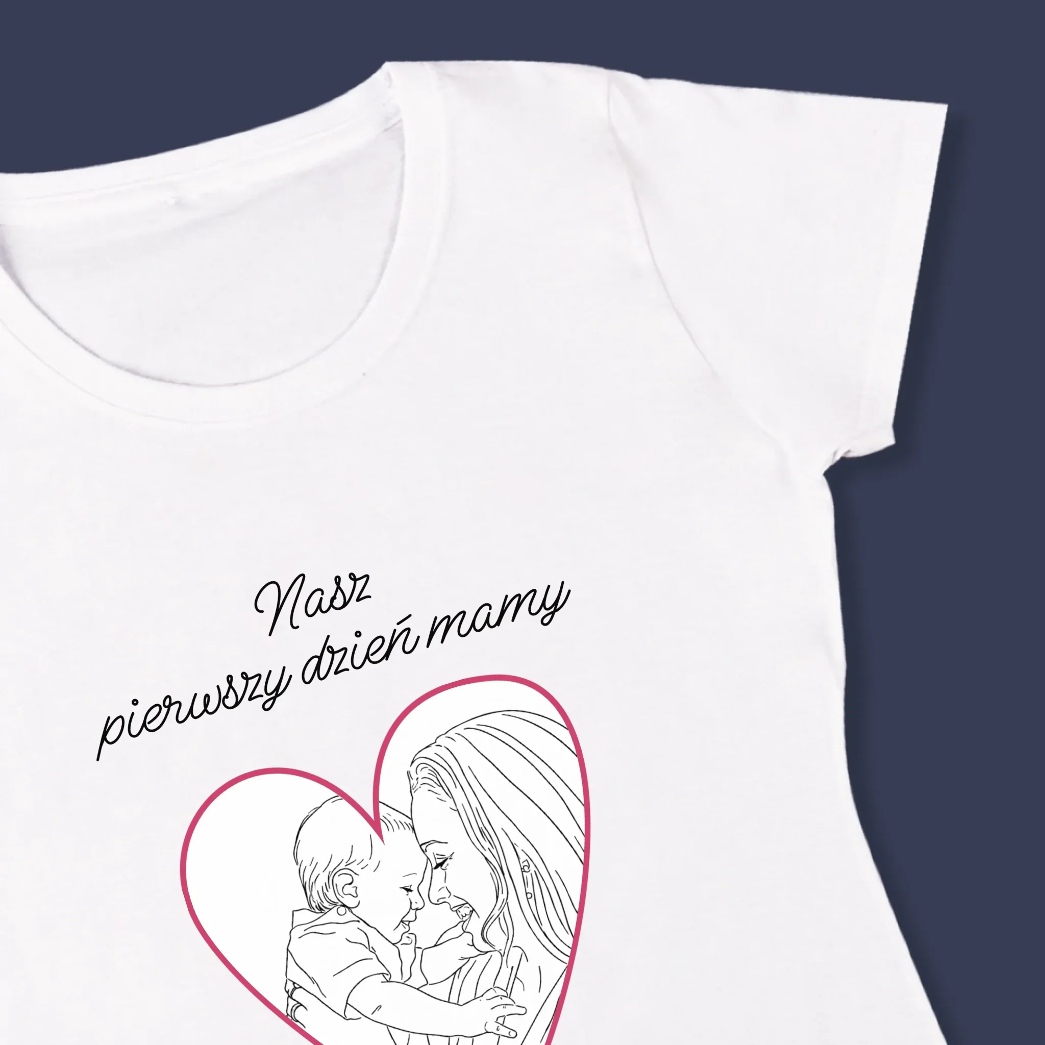 Zdjęcie i Podpis: Lineart Pierwszy Dzień Mamy - Koszulka Damska z Nadrukiem - Image 4
