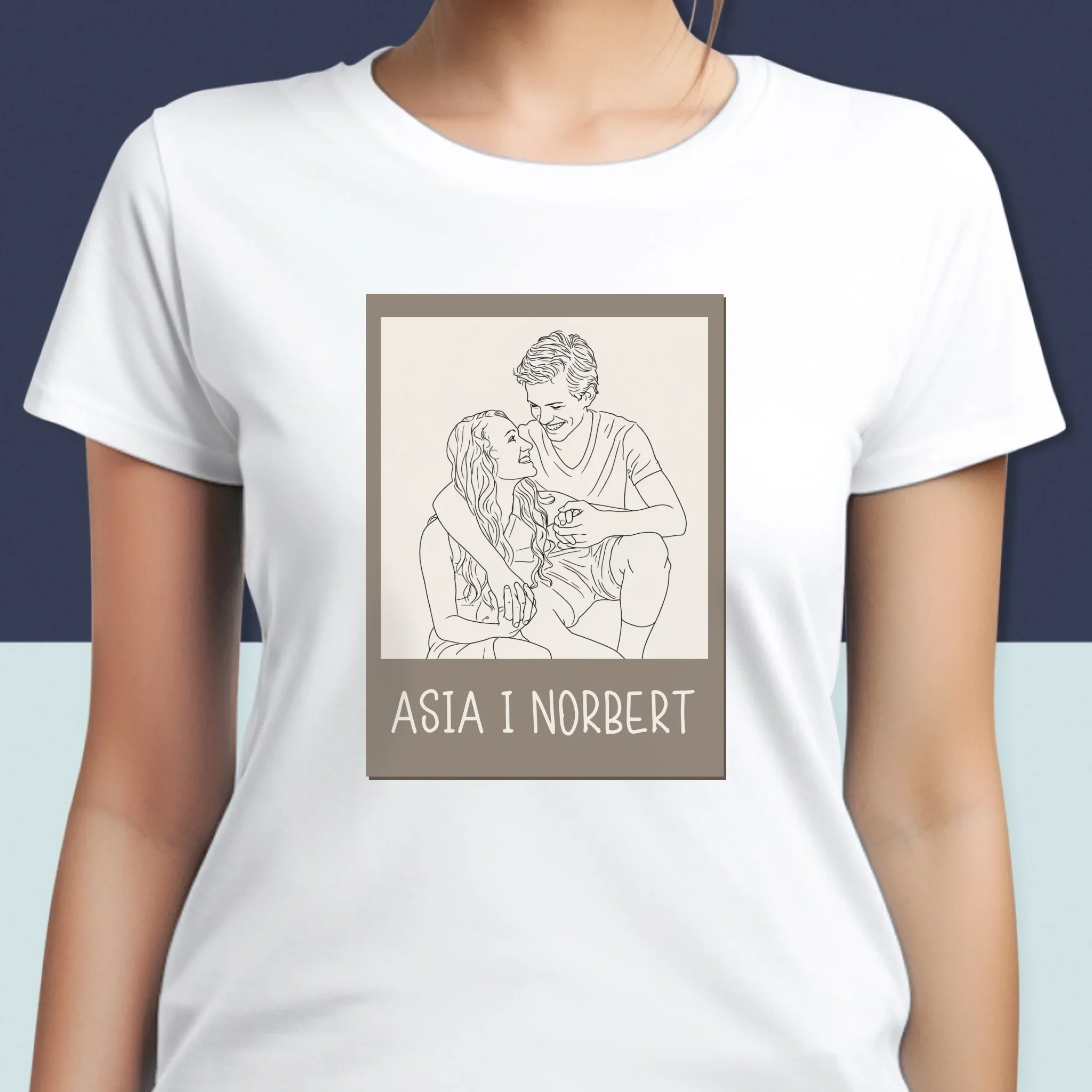 Zdjęcie i Podpis: Lineart Polaroid - Koszulka Damska z Nadrukiem - Image 2